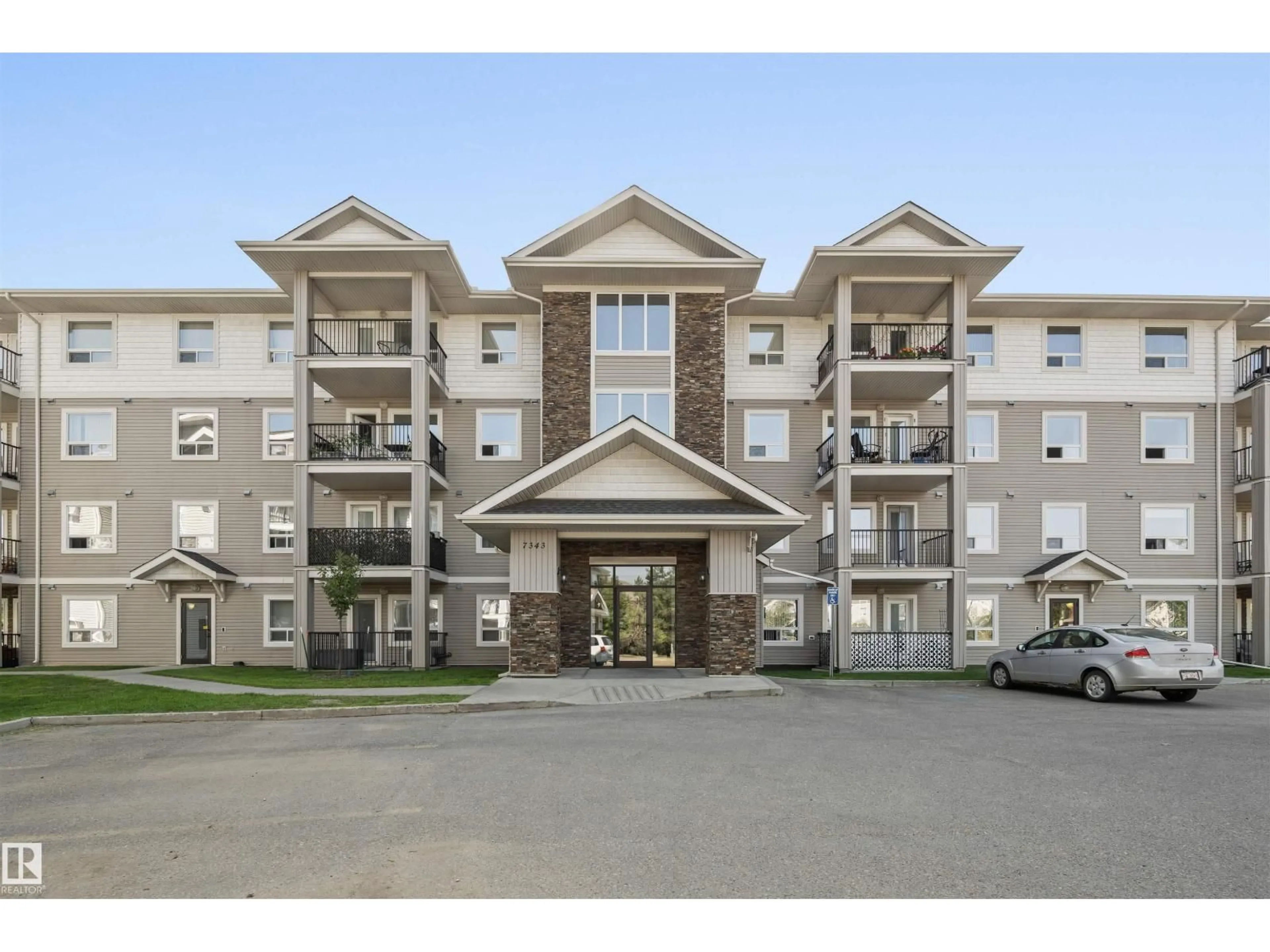 Indoor foyer for 2209 SOUTH TERWILLEGAR DR, Edmonton Alberta T6R0M2