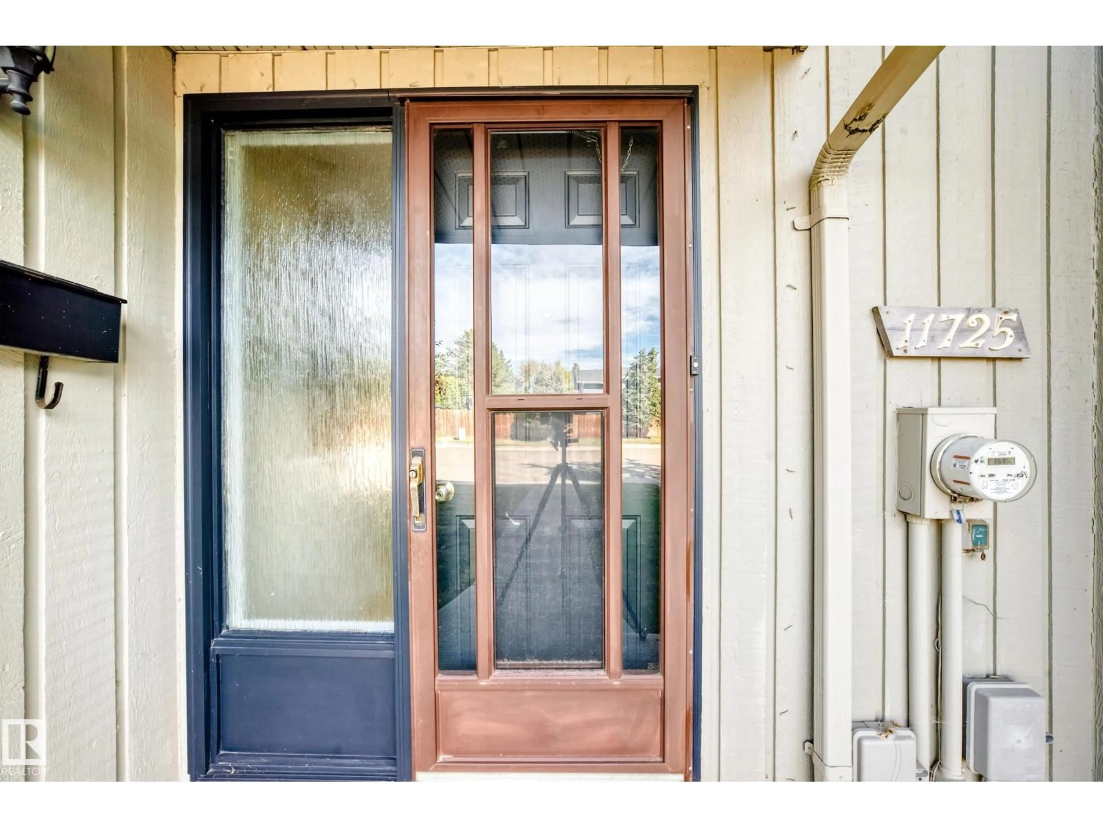 Indoor entryway for 11725 32A AV, Edmonton Alberta T6J5K8