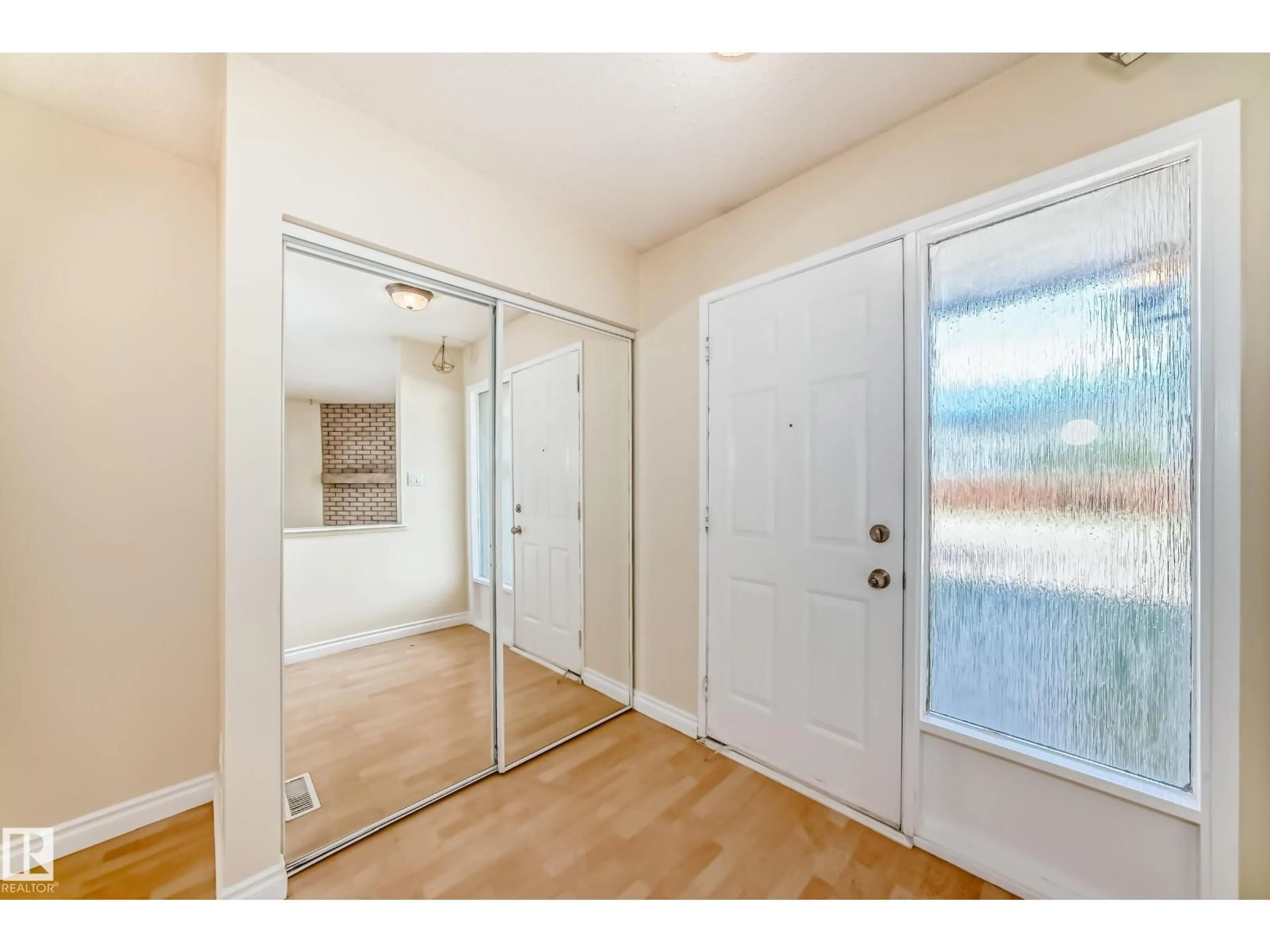 Indoor entryway for 11725 32A AV, Edmonton Alberta T6J5K8