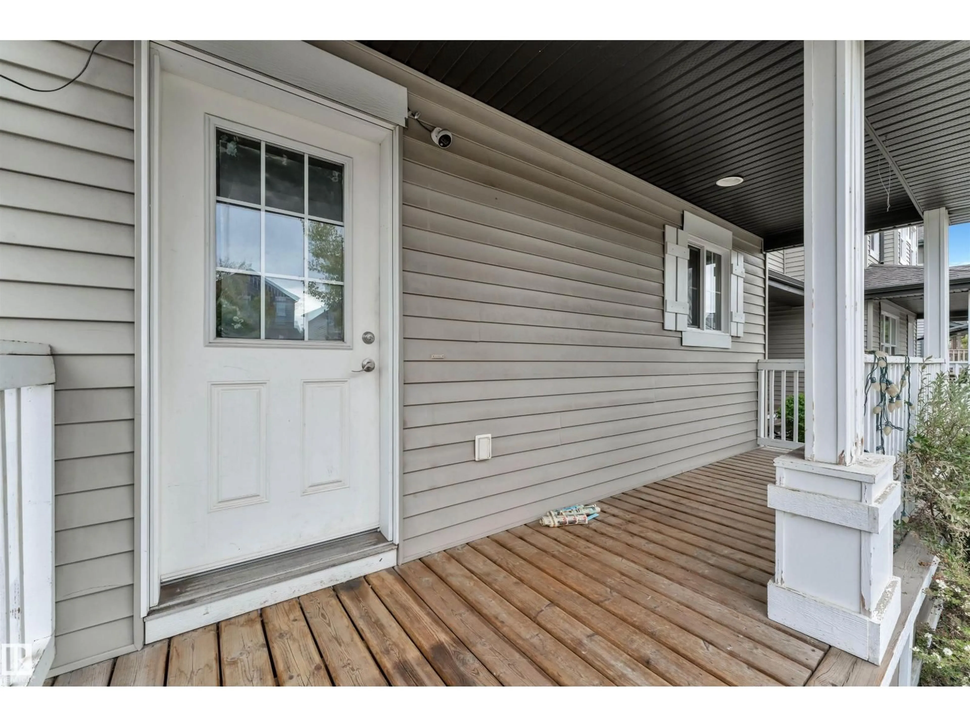 Indoor entryway for 414 WATT BV, Edmonton Alberta T6X1R1