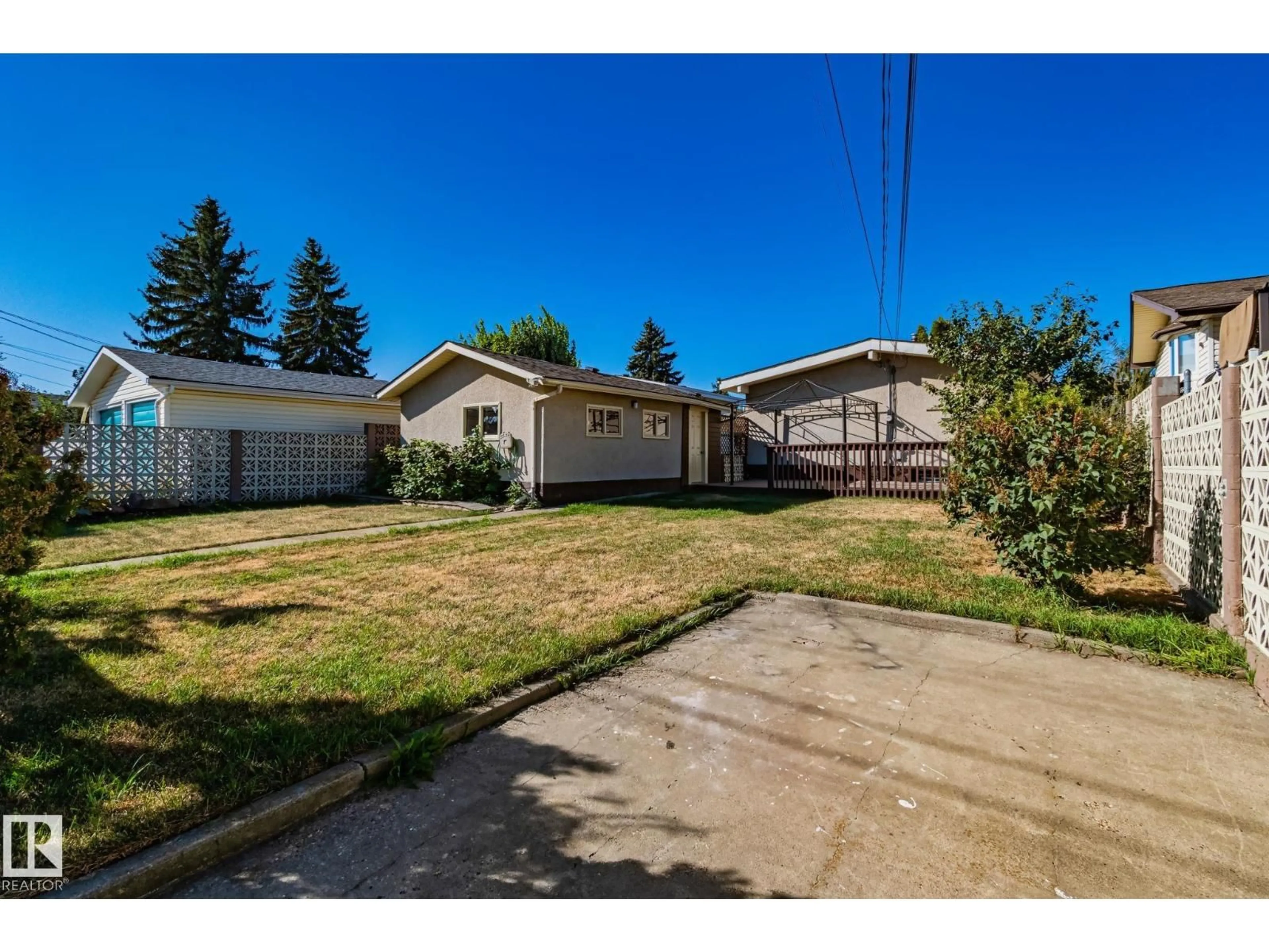 A pic from outside/outdoor area/front of a property/back of a property/a pic from drone, street for NW - 13423 72 ST, Edmonton Alberta T5G0R3