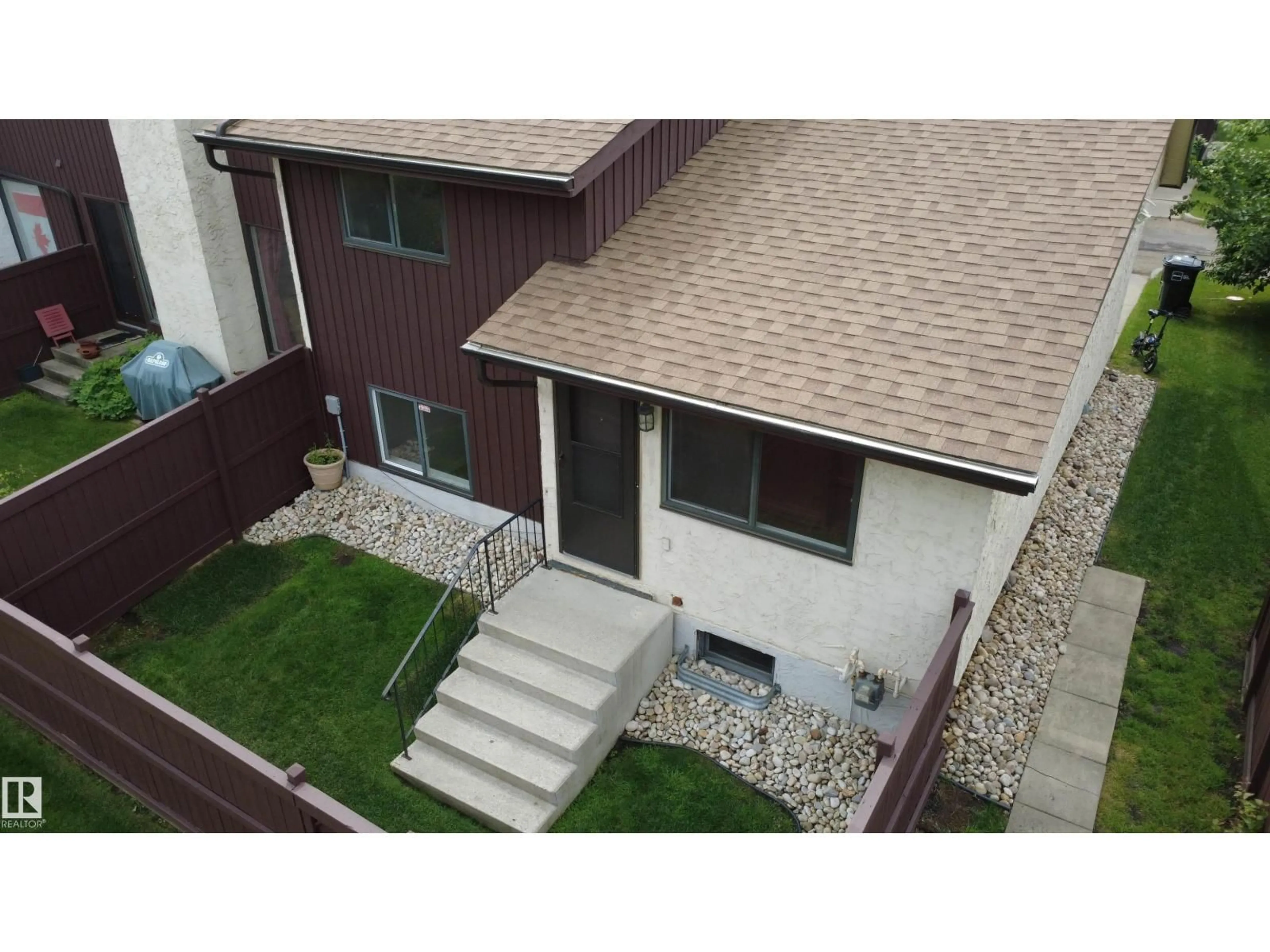 A pic from outside/outdoor area/front of a property/back of a property/a pic from drone, street for 744 SADDLEBACK RD, Edmonton Alberta T6J4Z1
