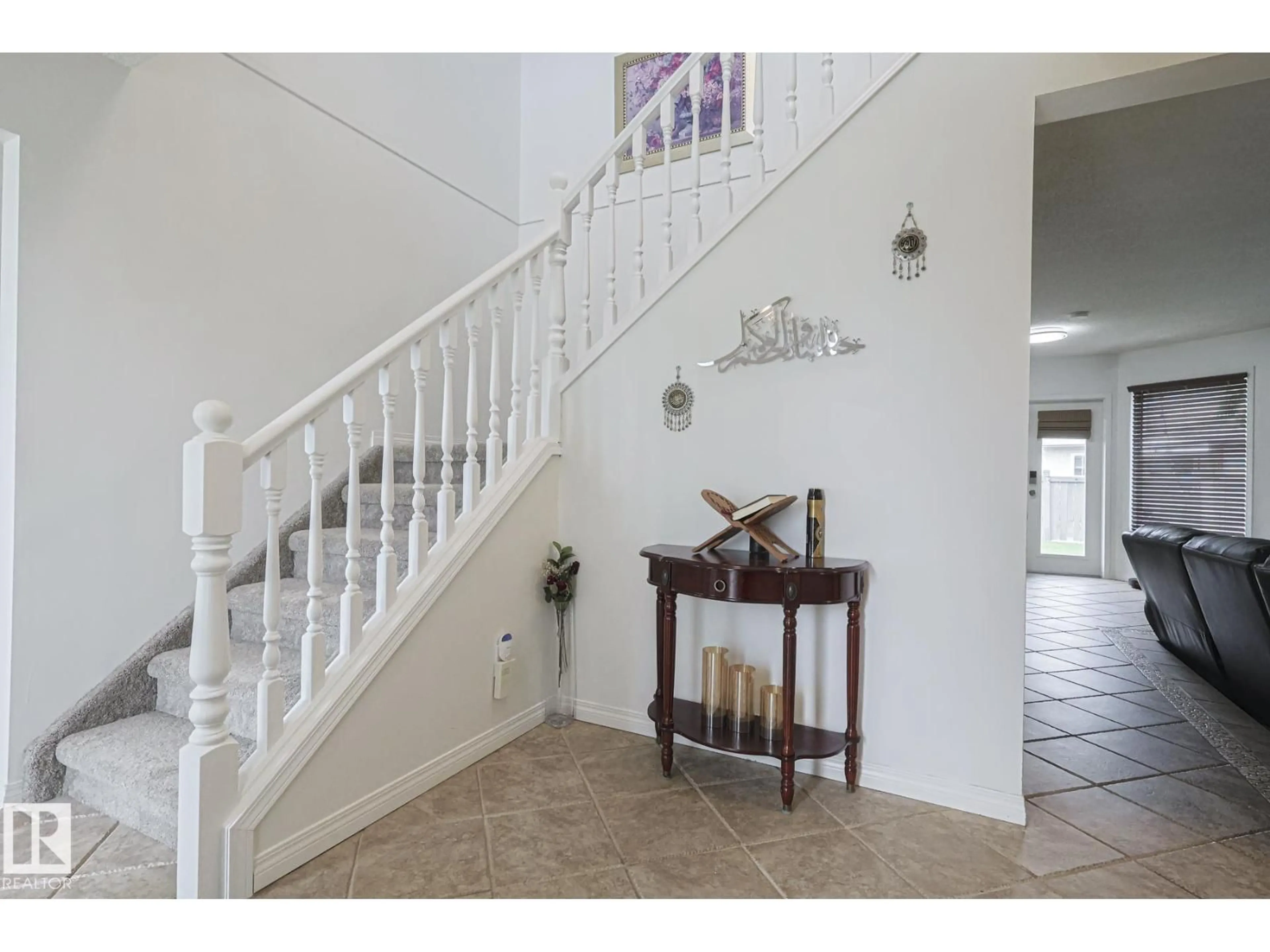 Indoor foyer for 12 ELSINORE PL, Edmonton Alberta T5X5W3
