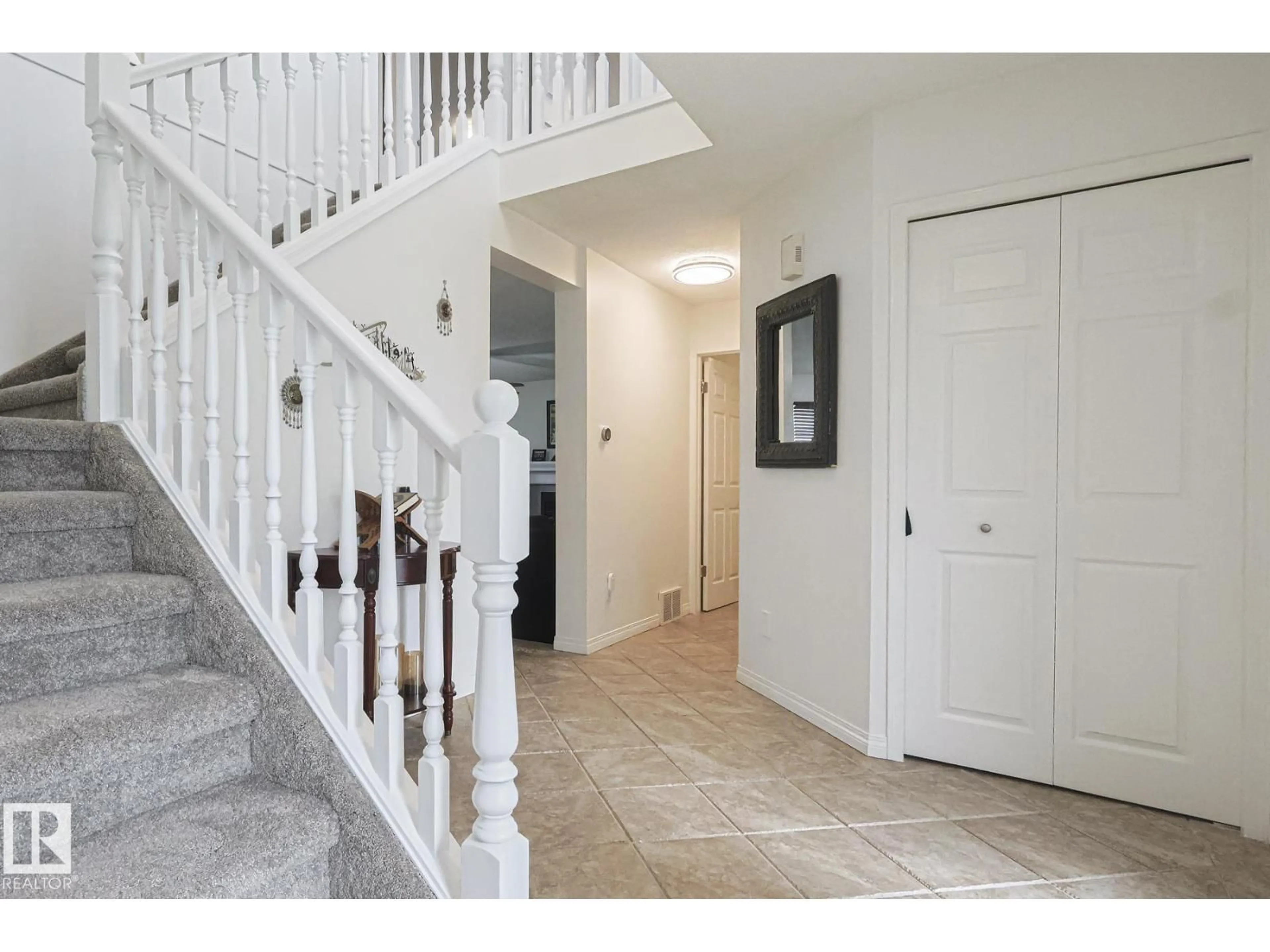 Indoor entryway for 12 ELSINORE PL, Edmonton Alberta T5X5W3