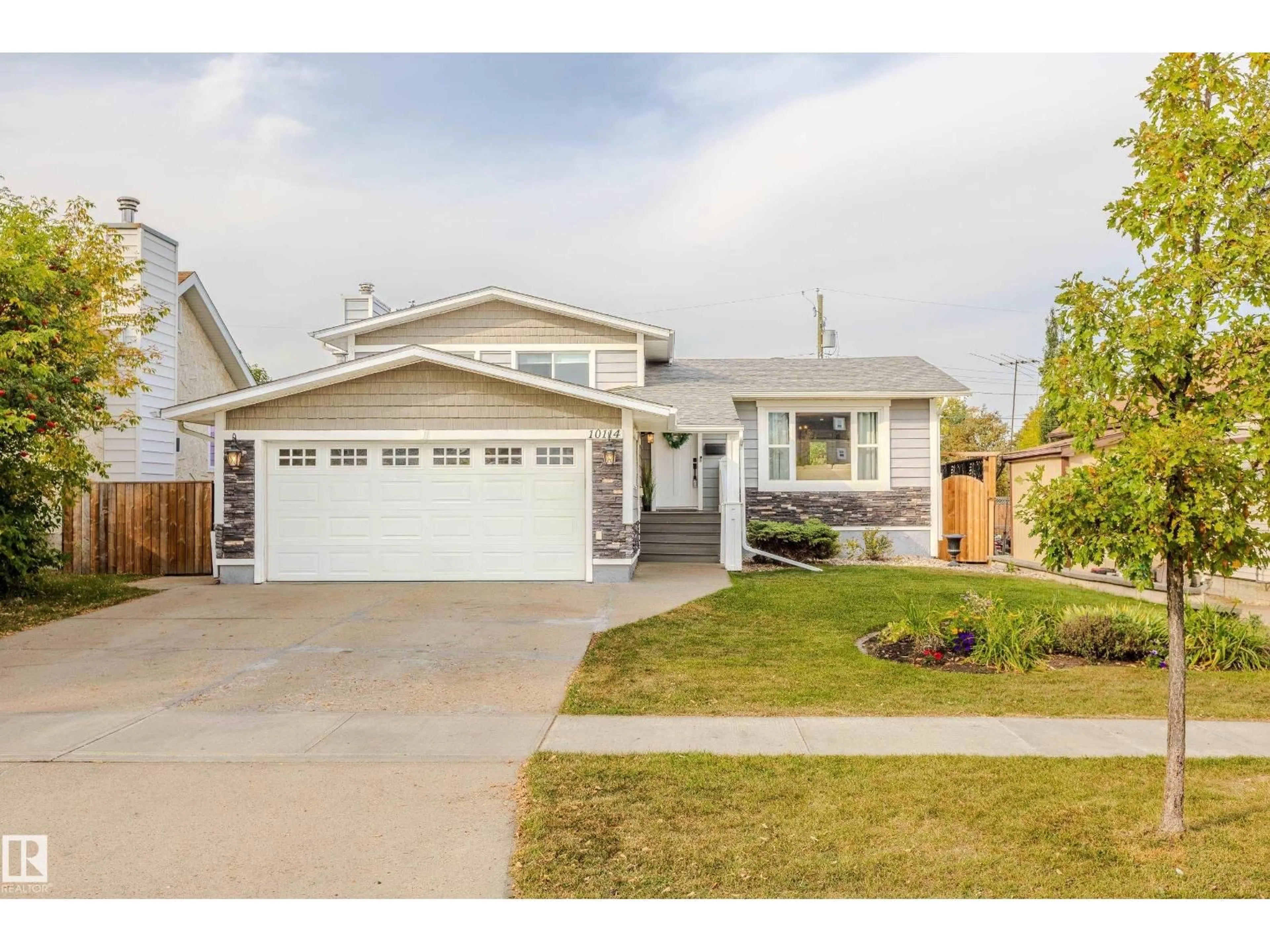 Home with vinyl exterior material, street for 10114 102 AV, Morinville Alberta T8R1A7