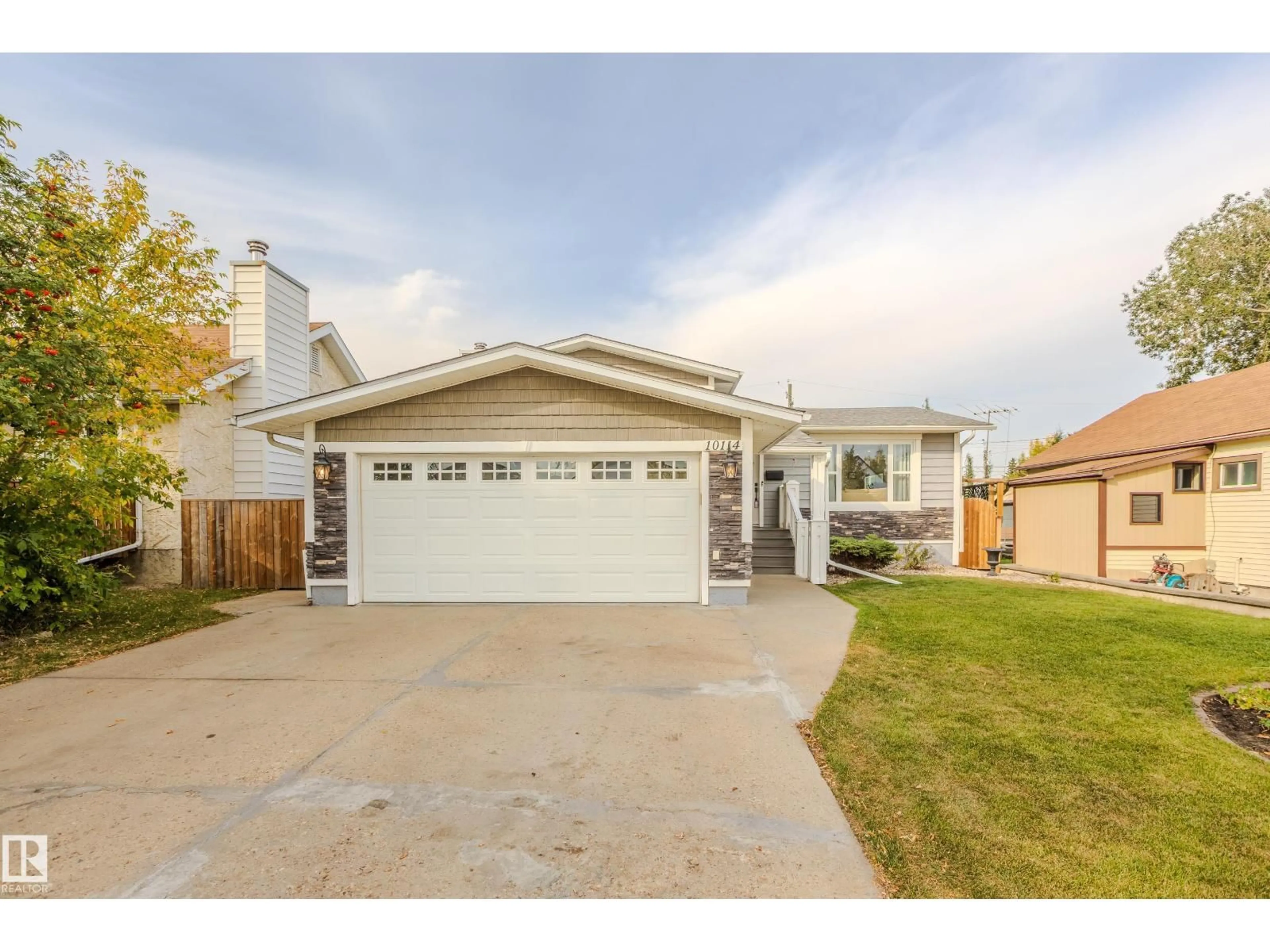 Home with vinyl exterior material, street for 10114 102 AV, Morinville Alberta T8R1A7
