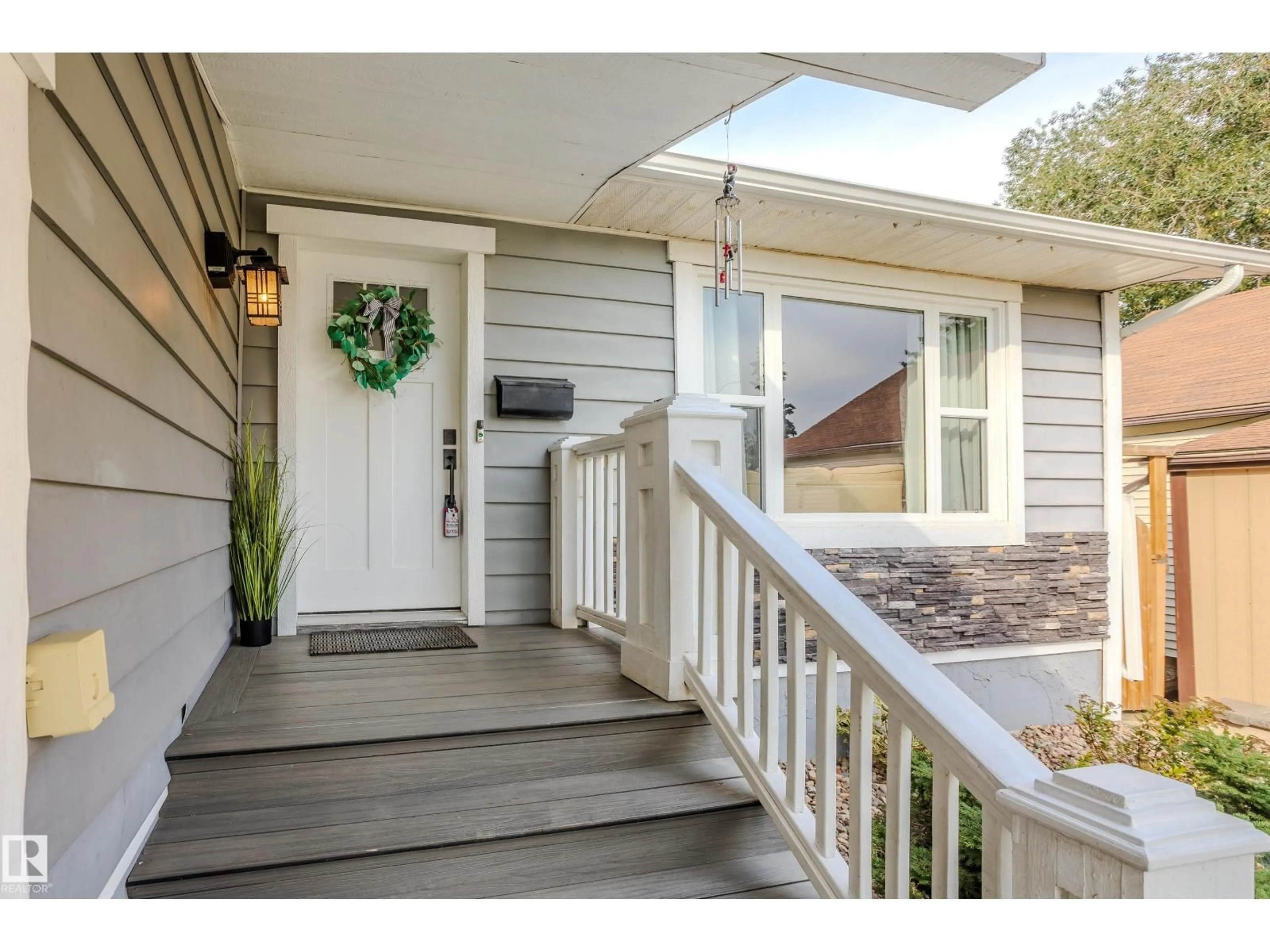 Indoor entryway for 10114 102 AV, Morinville Alberta T8R1A7