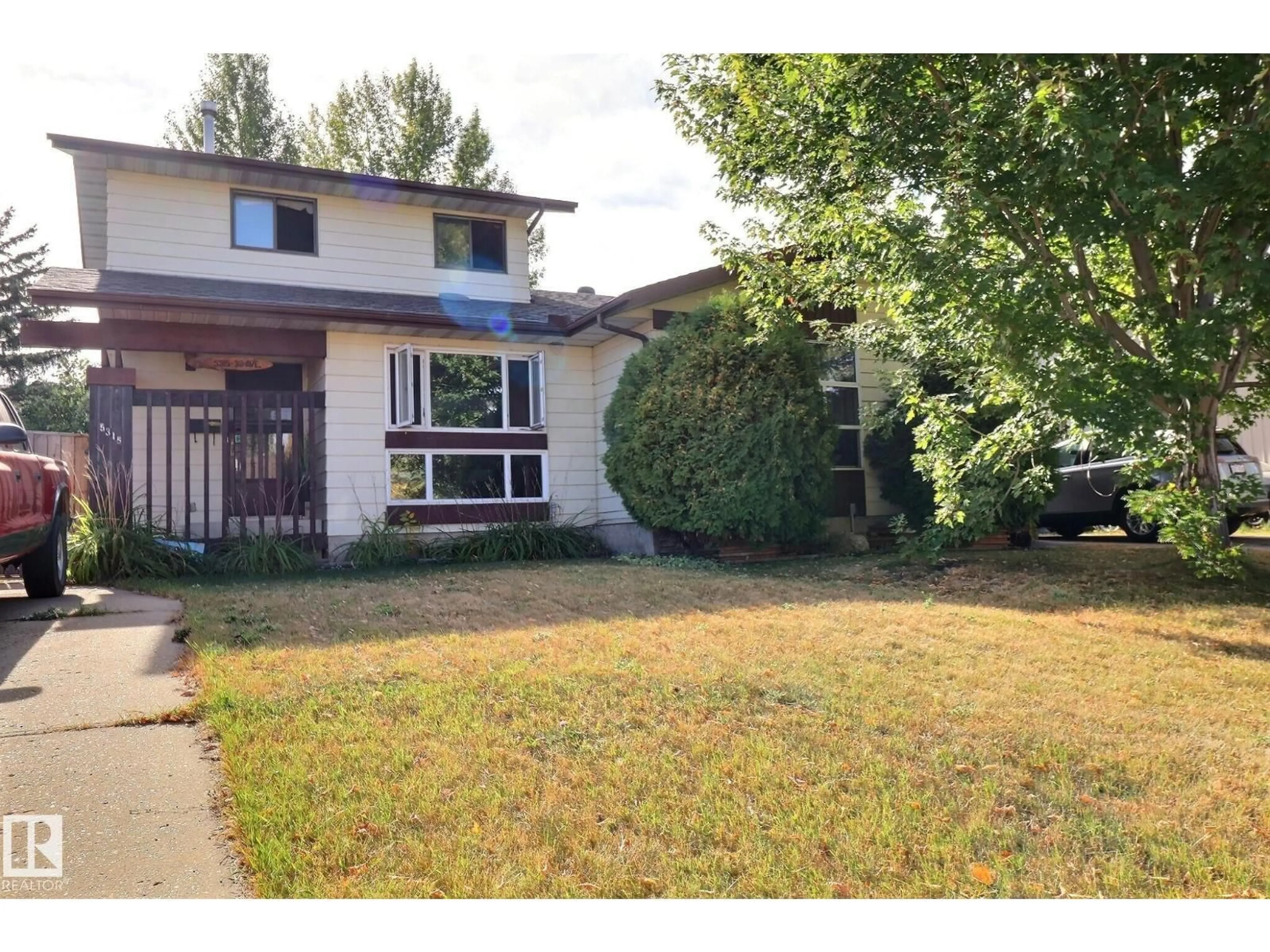 A pic from outside/outdoor area/front of a property/back of a property/a pic from drone, street for 5315 39 AV, Edmonton Alberta T6L1P3