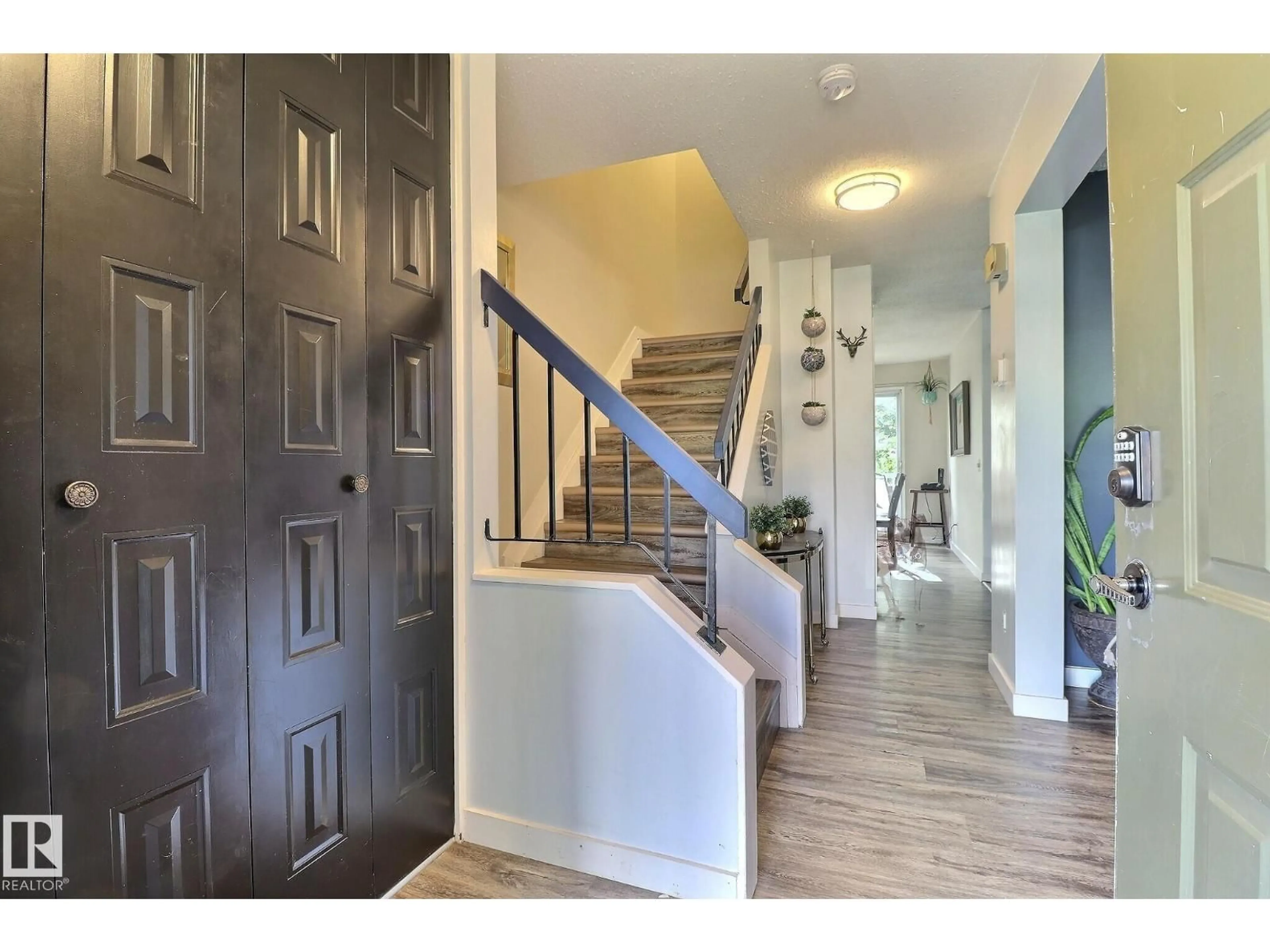 Indoor entryway for 5315 39 AV, Edmonton Alberta T6L1P3