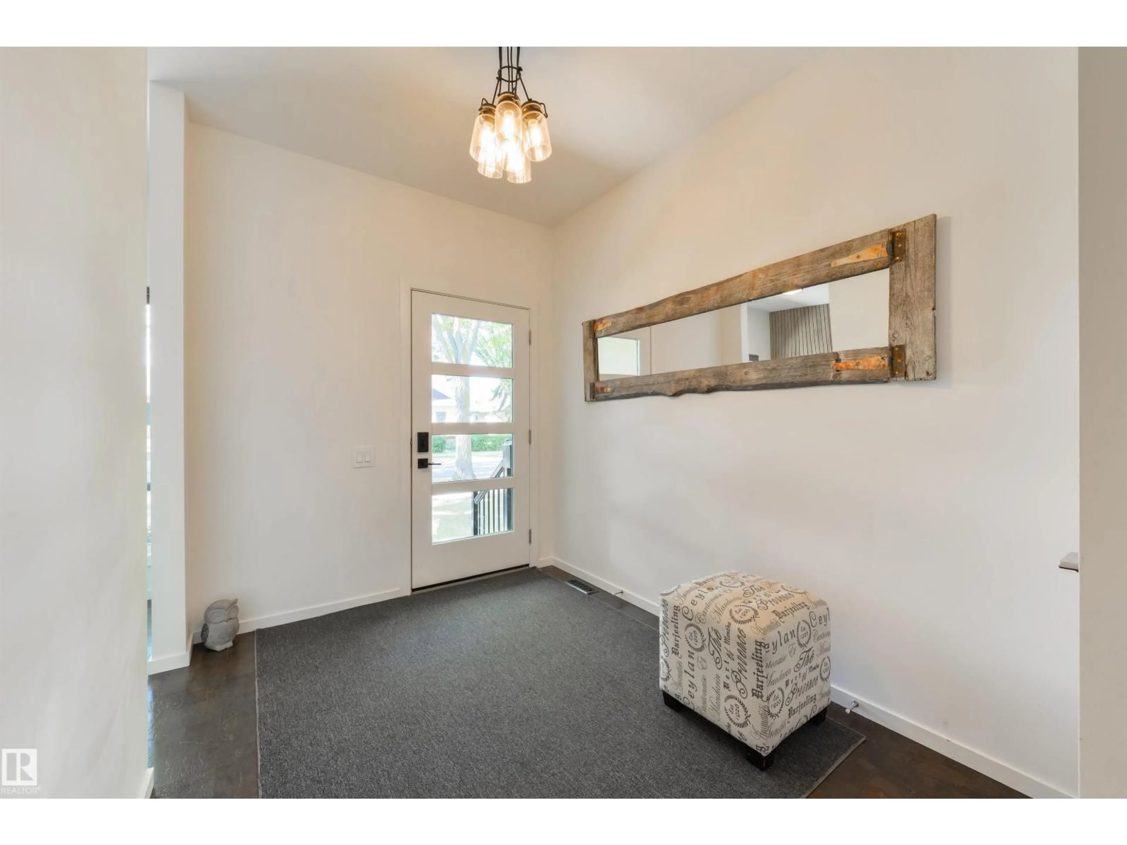 Indoor entryway for 11415 126 ST, Edmonton Alberta T5M0R7