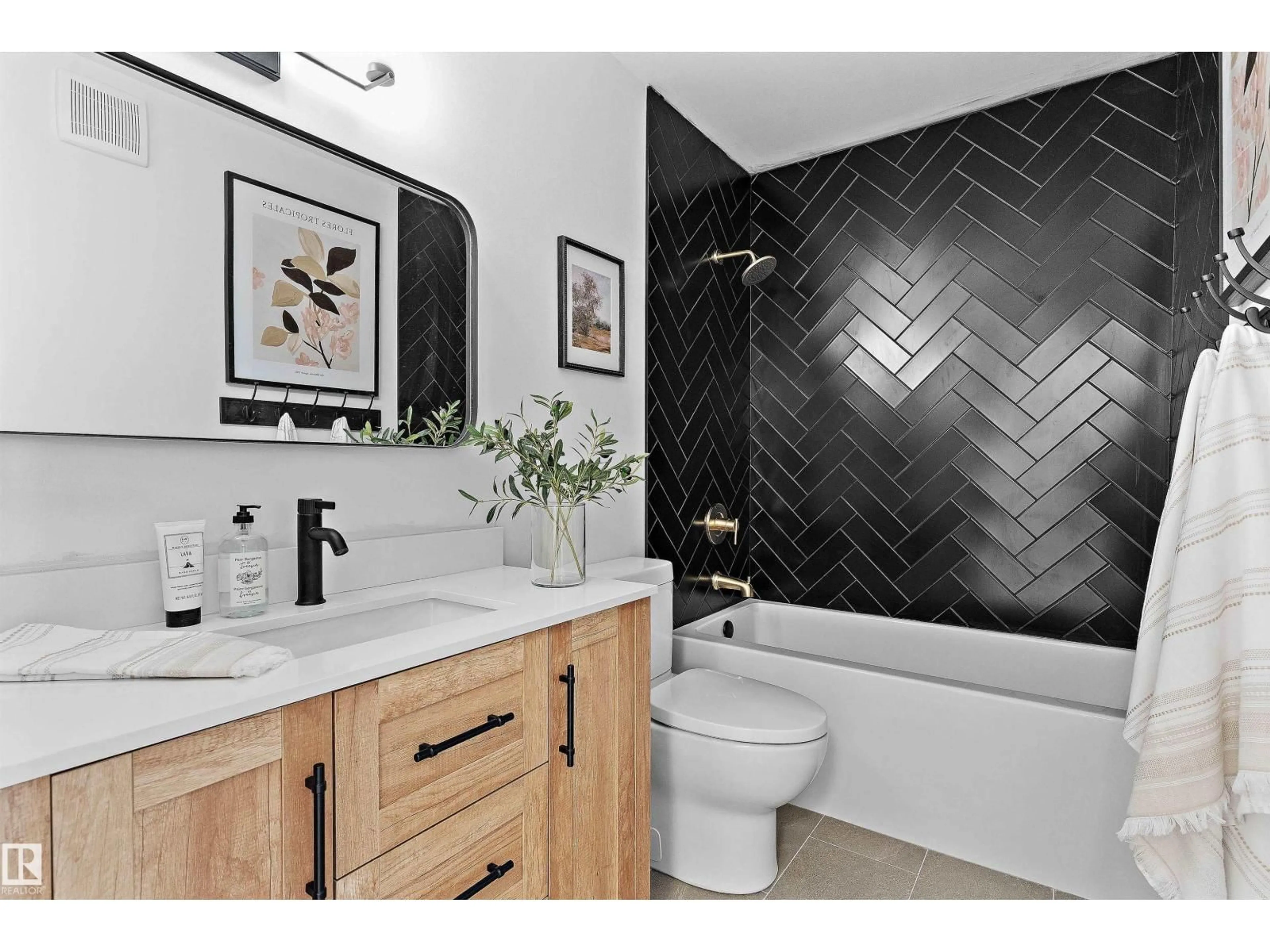 Contemporary bathroom, ceramic/tile floor for 717 VILLAGE ON THE GREEN GR, Edmonton Alberta T5A1H2