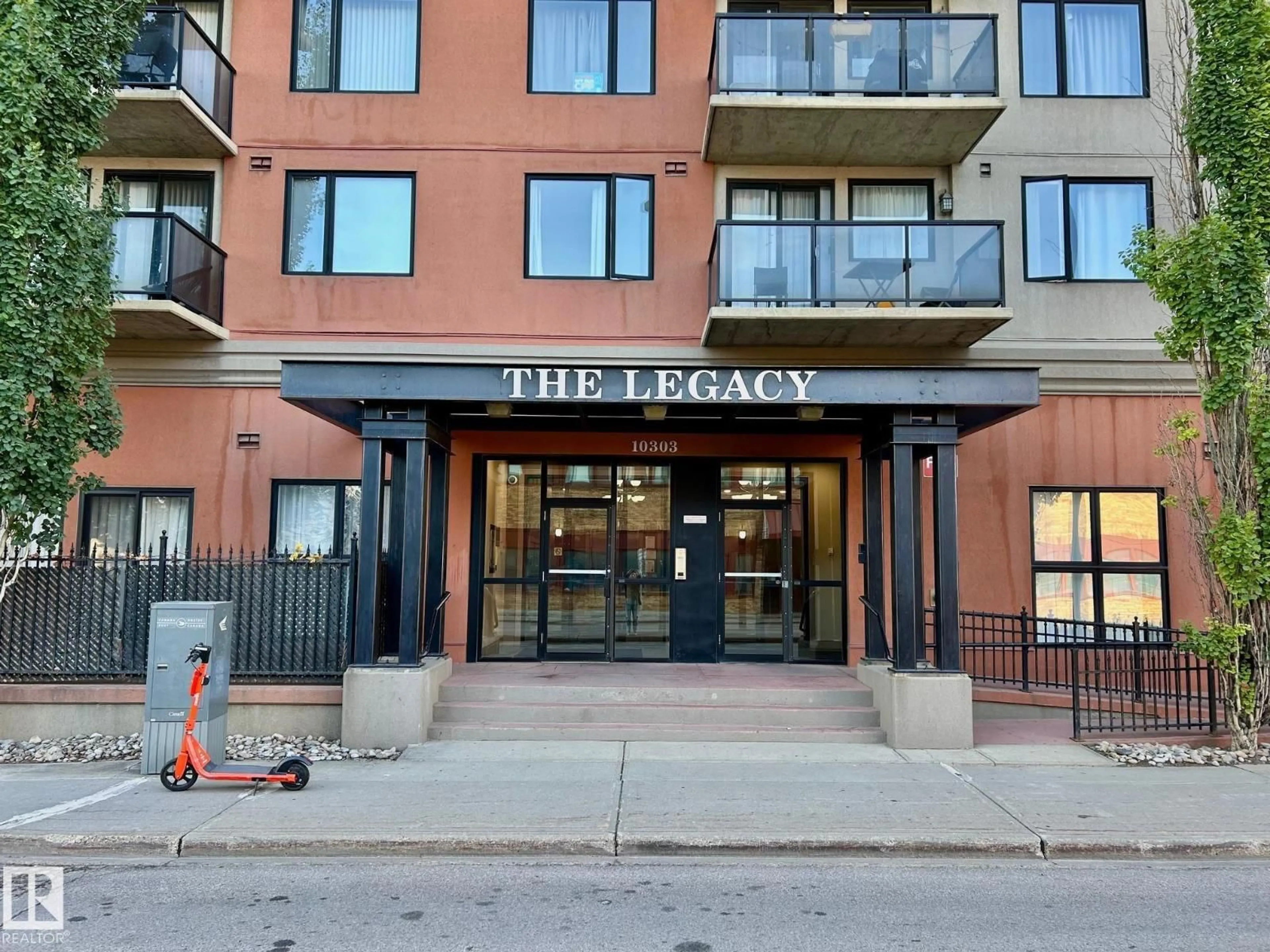 Indoor entryway for 1604 105 ST NW, Edmonton Alberta T5J5G3