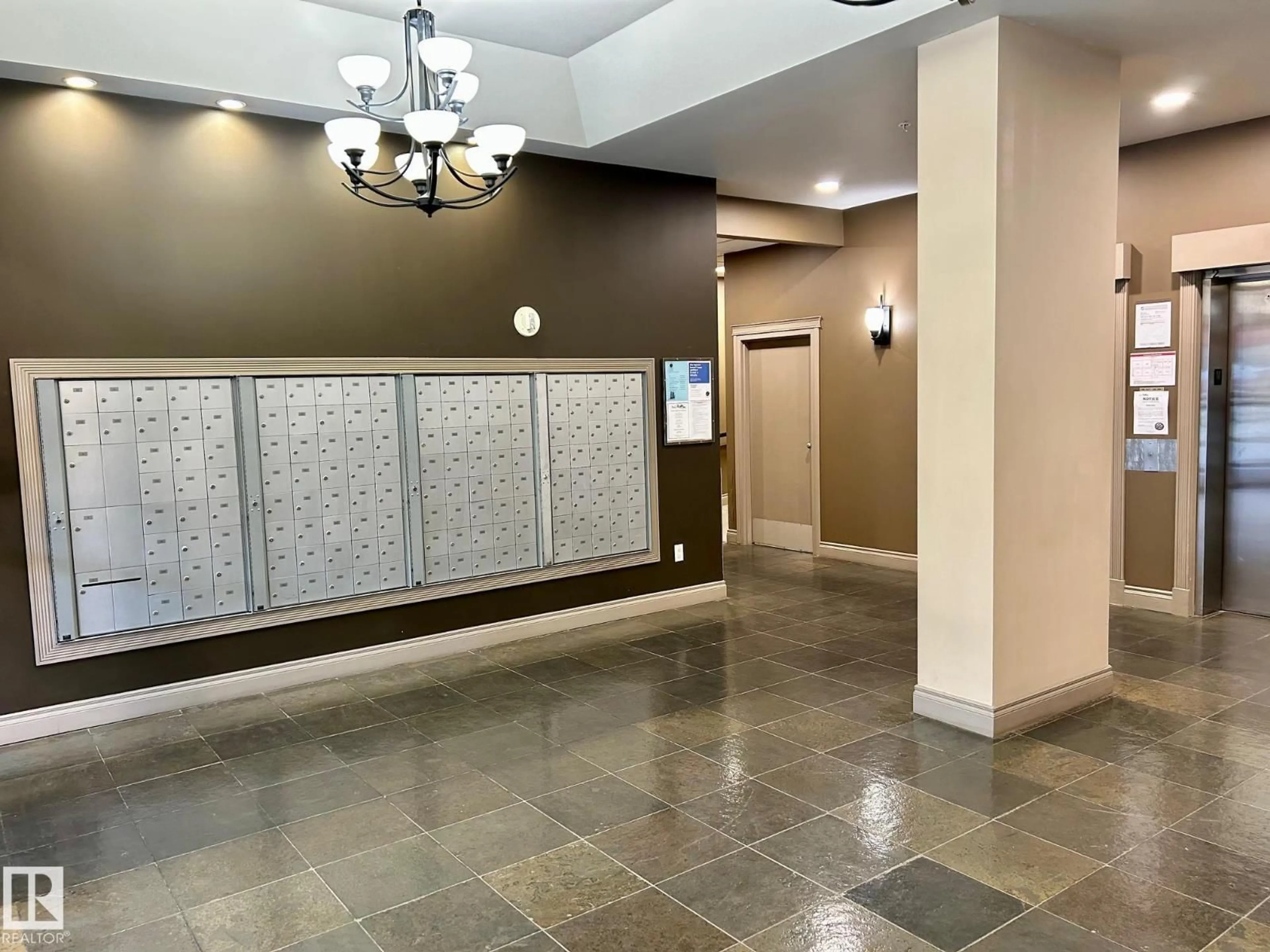 Lobby for 1604 105 ST NW, Edmonton Alberta T5J5G3