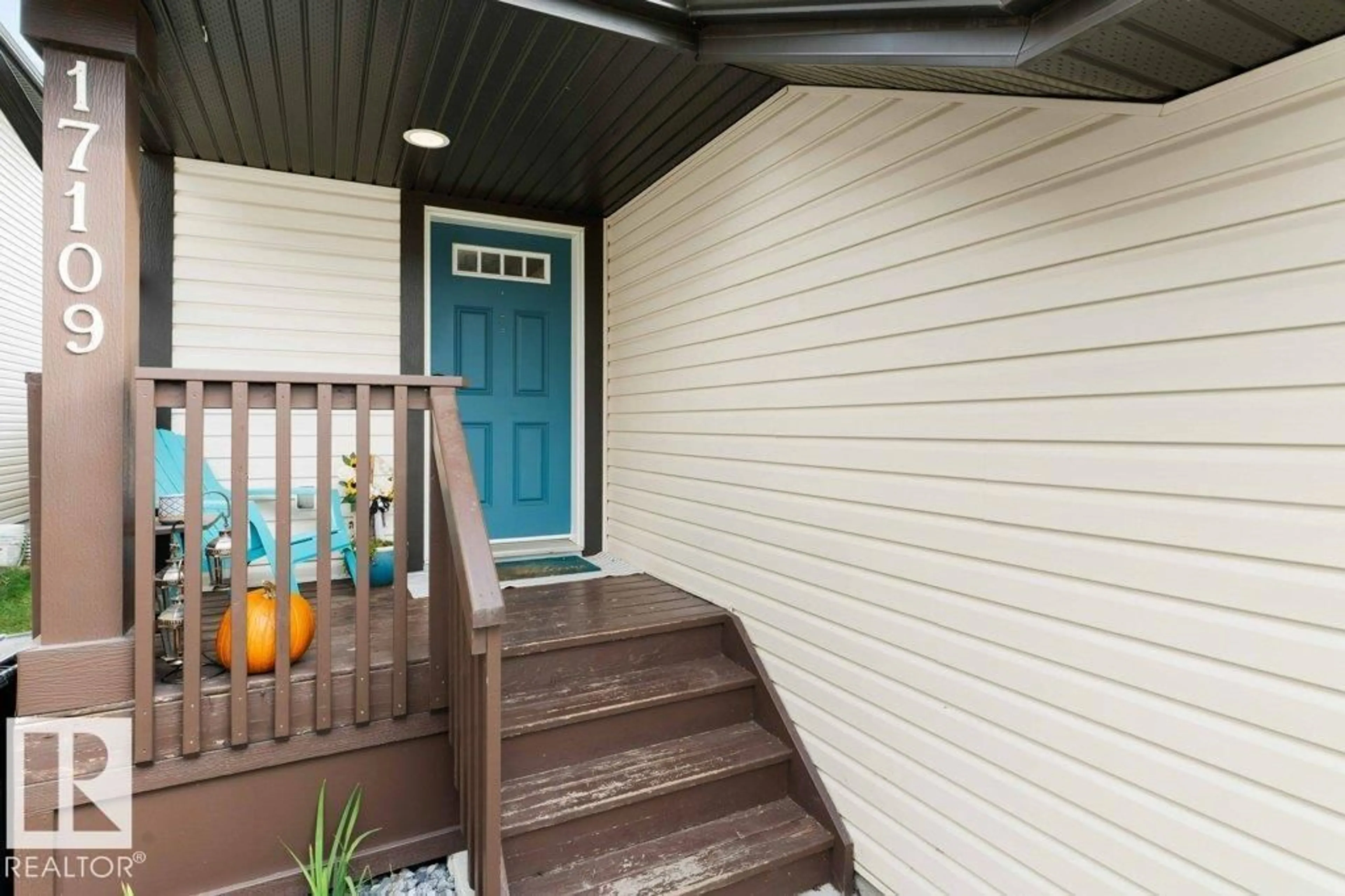Indoor entryway for 17109 120 ST, Edmonton Alberta T5X0H5