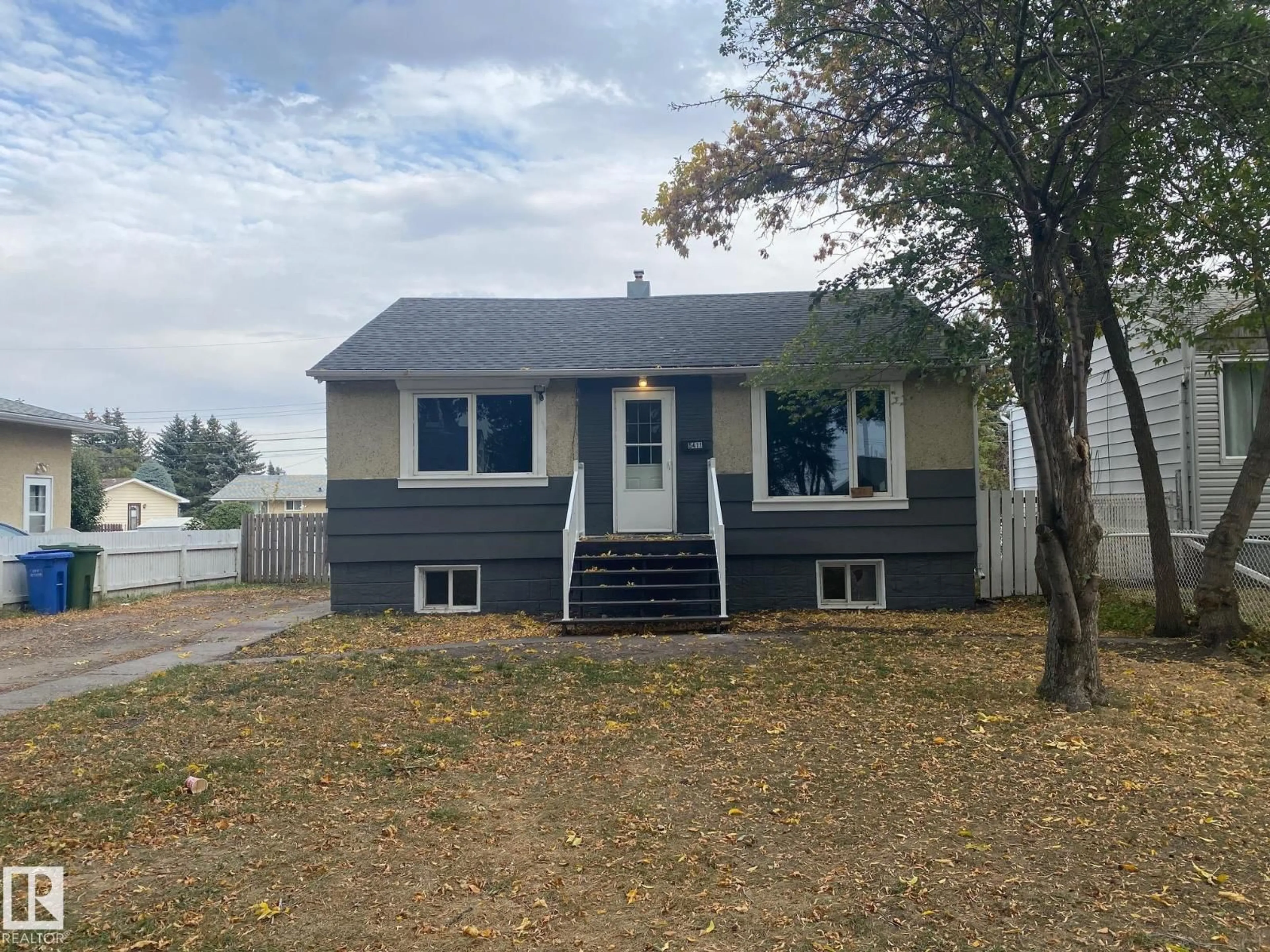 Home with vinyl exterior material, street for 5411 48 ST, Wetaskiwin Alberta T9A1G6