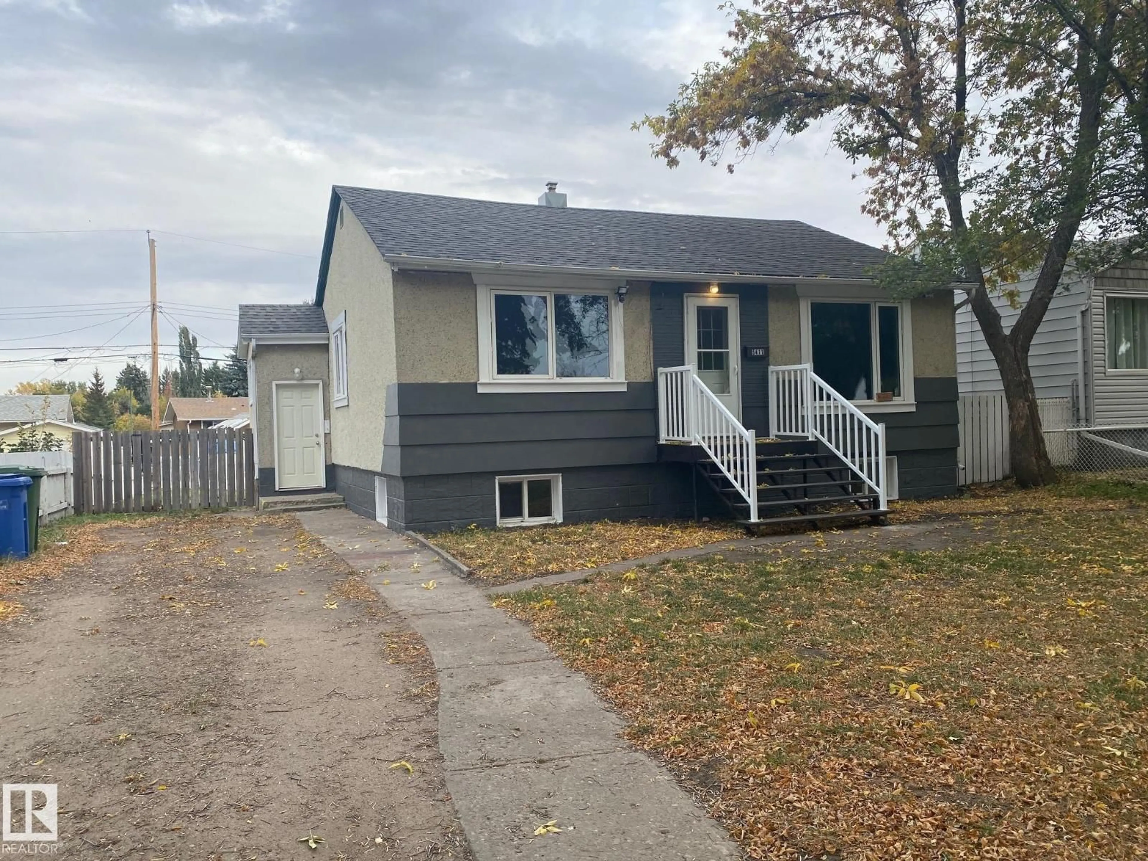 Home with vinyl exterior material, street for 5411 48 ST, Wetaskiwin Alberta T9A1G6