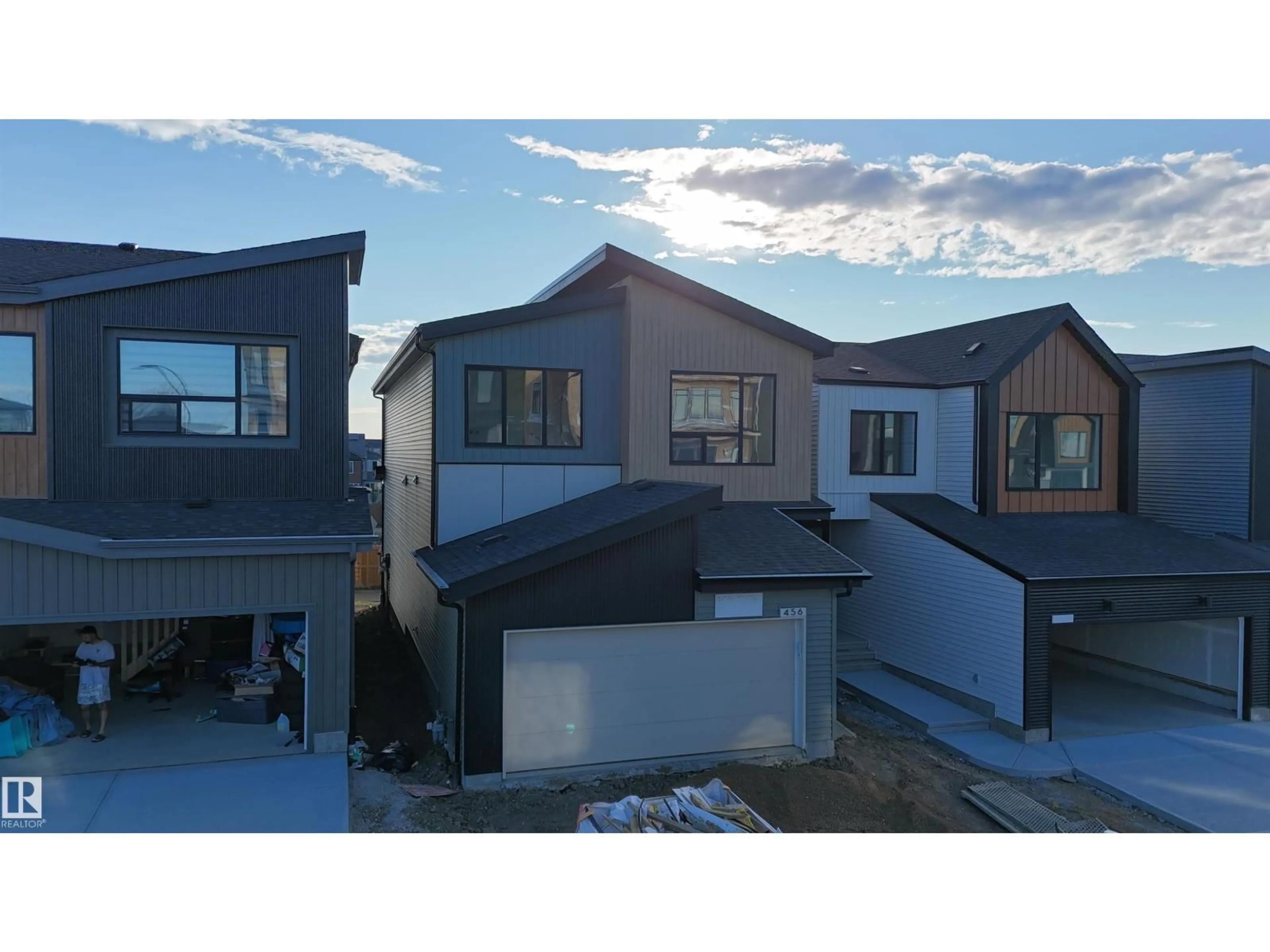 A pic from outside/outdoor area/front of a property/back of a property/a pic from drone, street for 456 33 ST, Edmonton Alberta T6X3C9