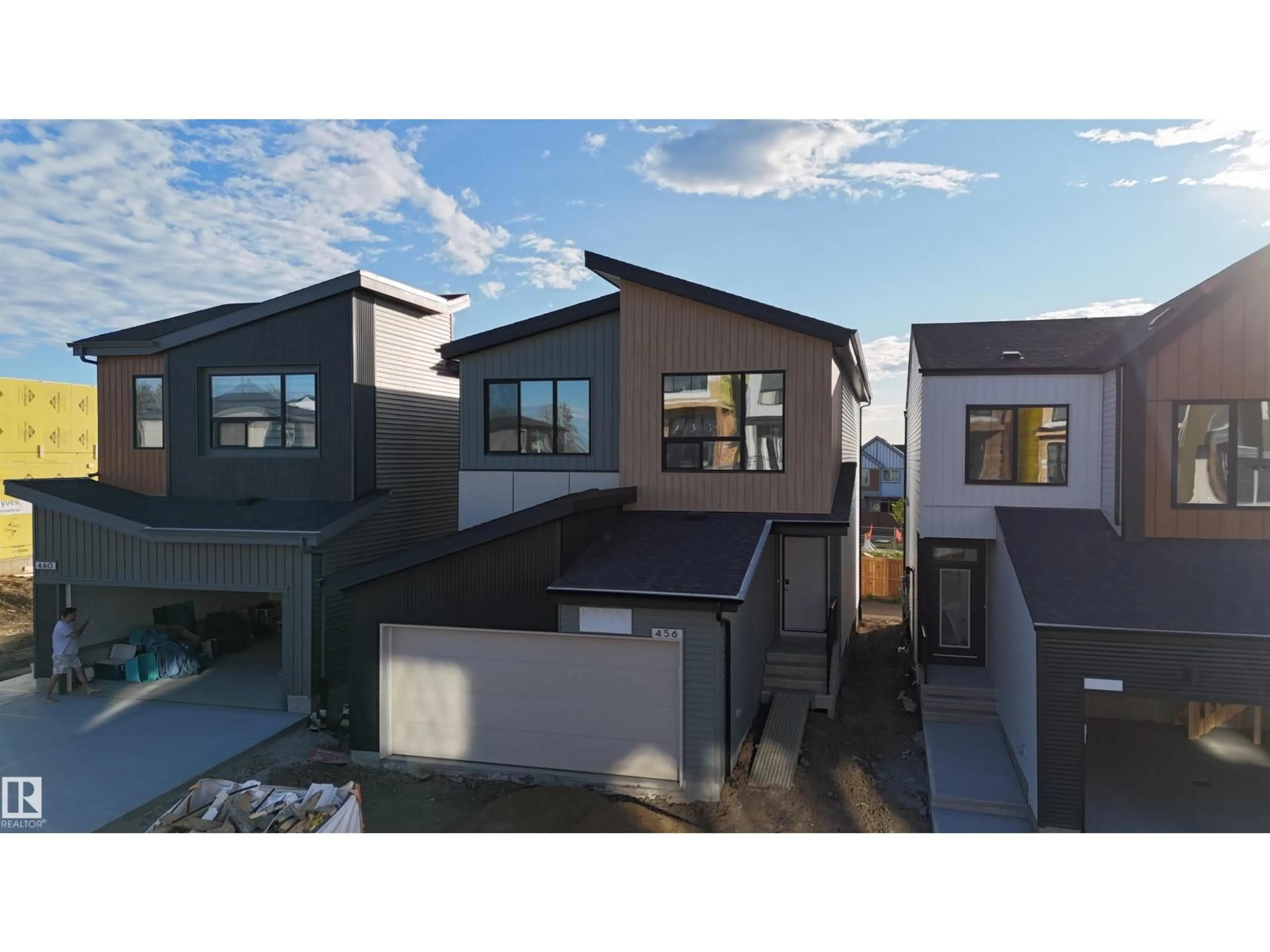 A pic from outside/outdoor area/front of a property/back of a property/a pic from drone, street for 456 33 ST, Edmonton Alberta T6X3C9