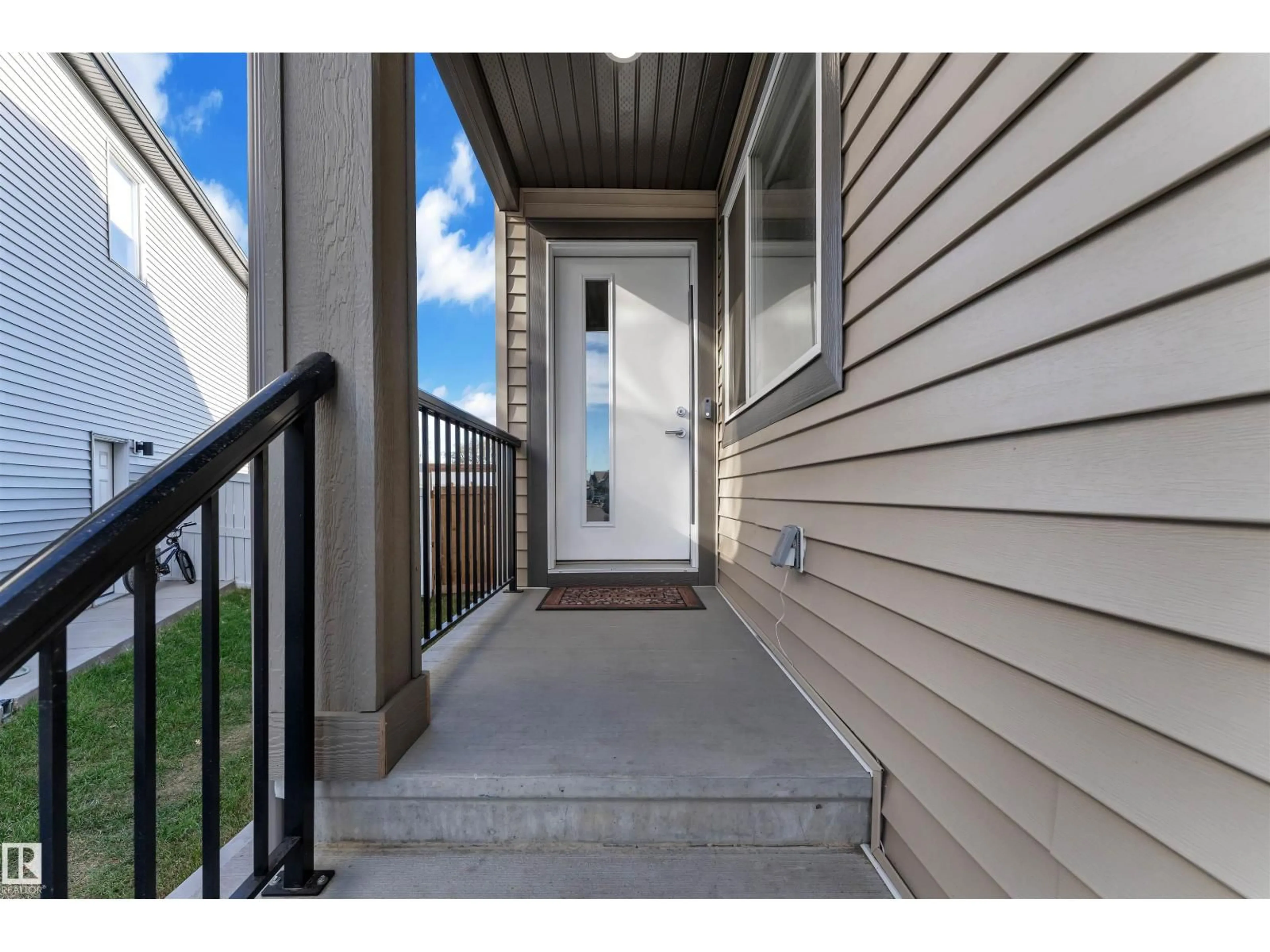 Indoor entryway for 407 30 AV, Edmonton Alberta T6T2V7