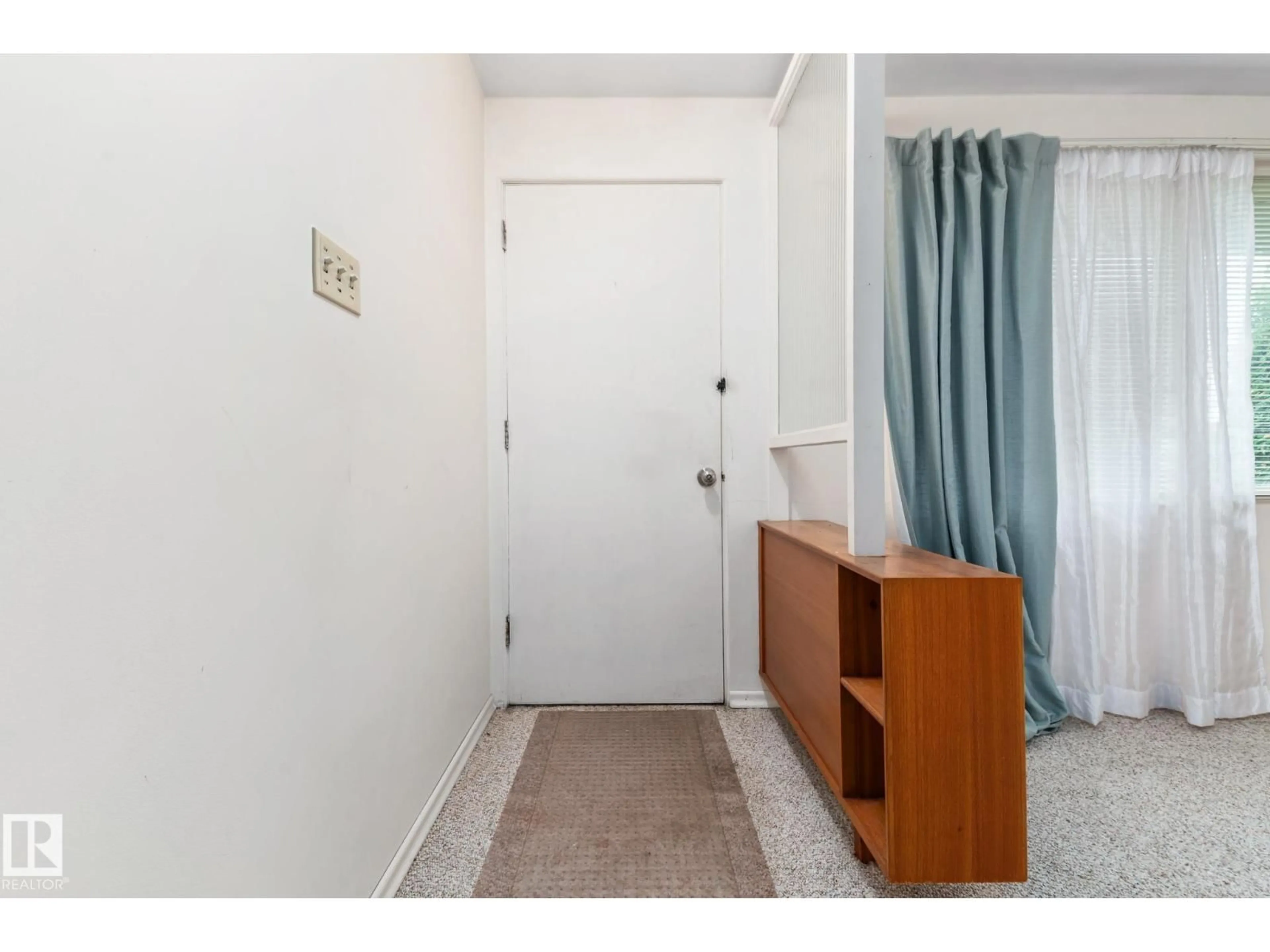 Indoor entryway for 12419 135A AV, Edmonton Alberta T5L3Z4