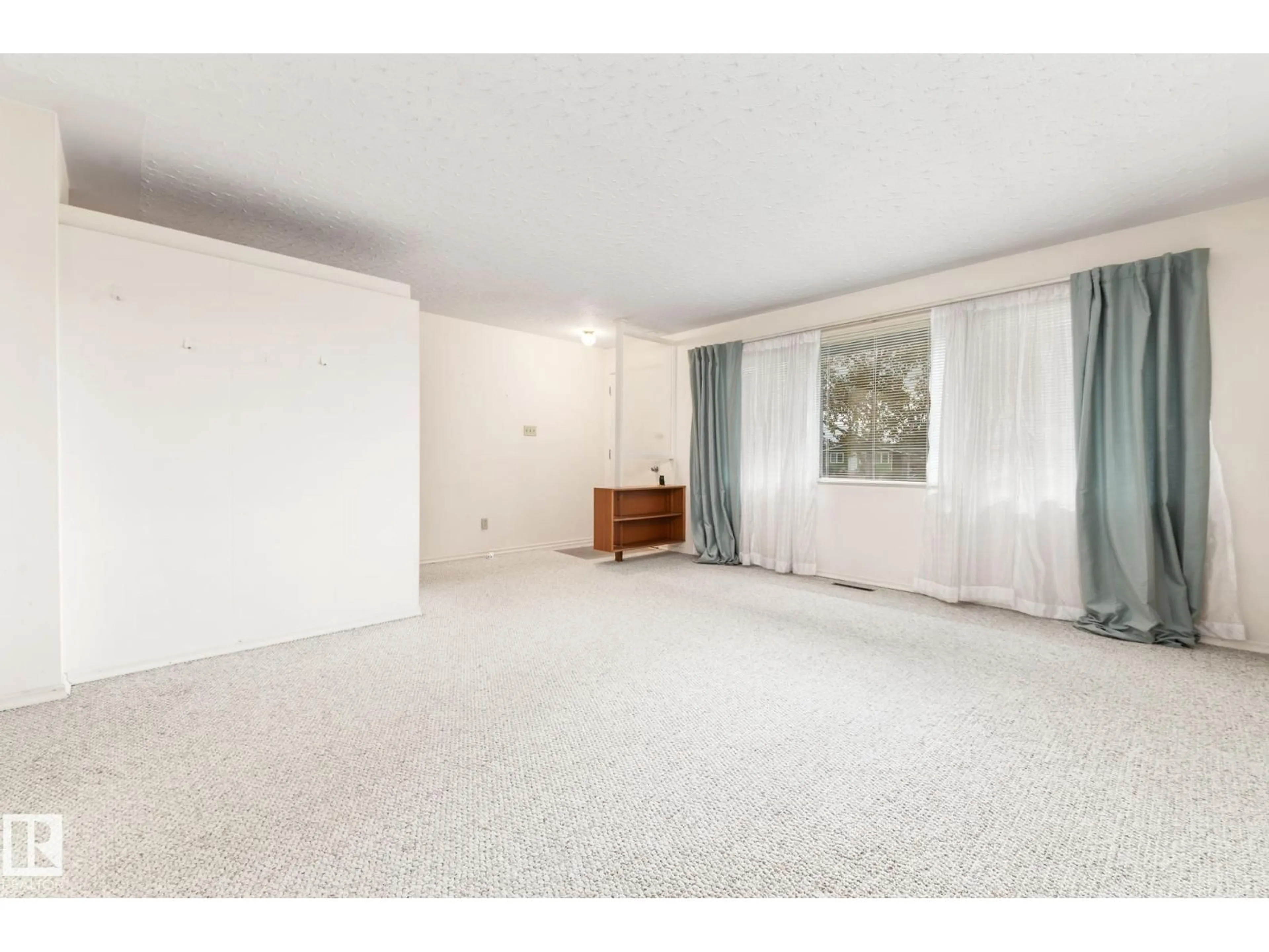 A pic of a room for 12419 135A AV, Edmonton Alberta T5L3Z4