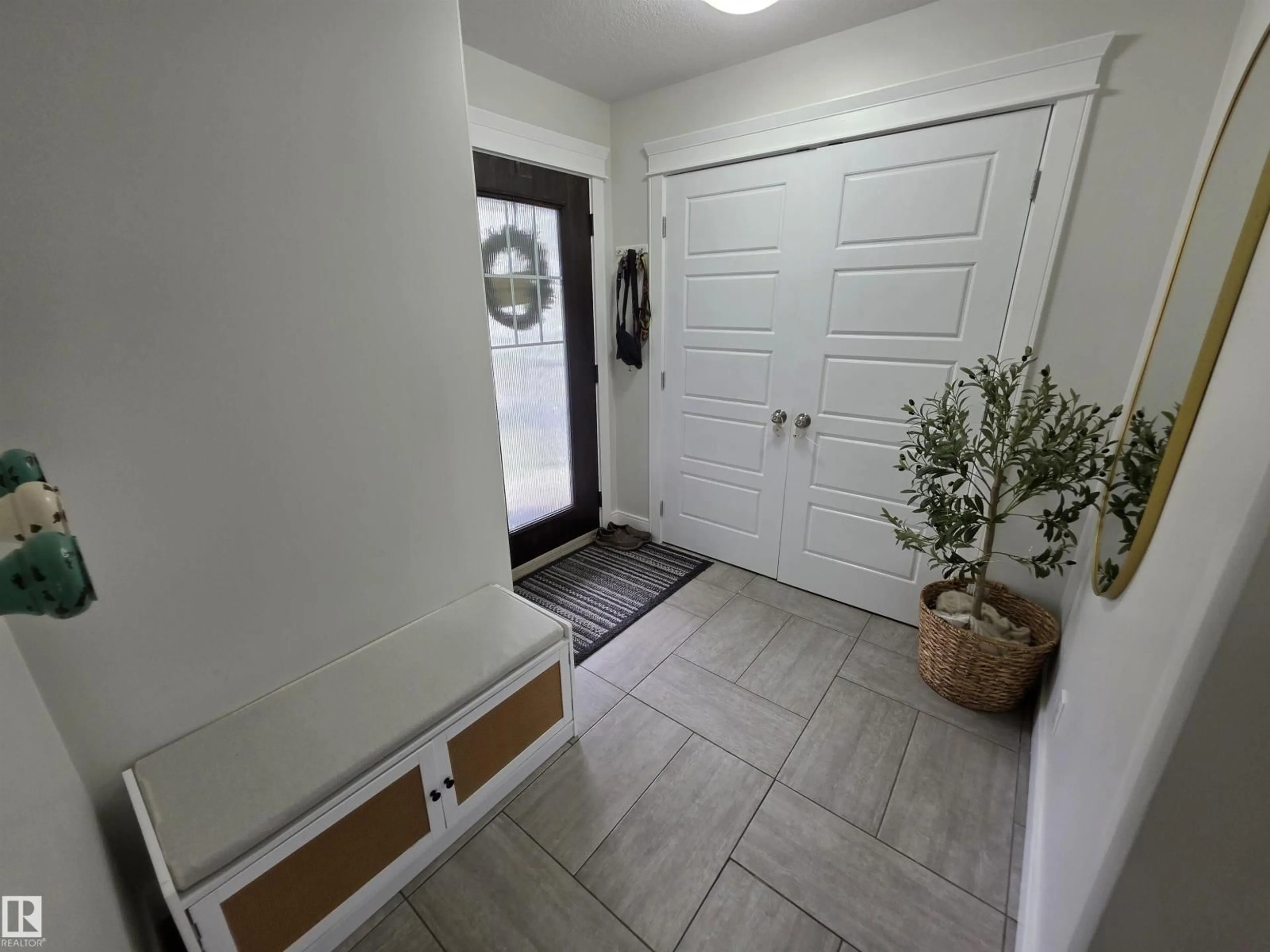 Indoor entryway for 4100 41A AV, Drayton Valley Alberta T7A0B4