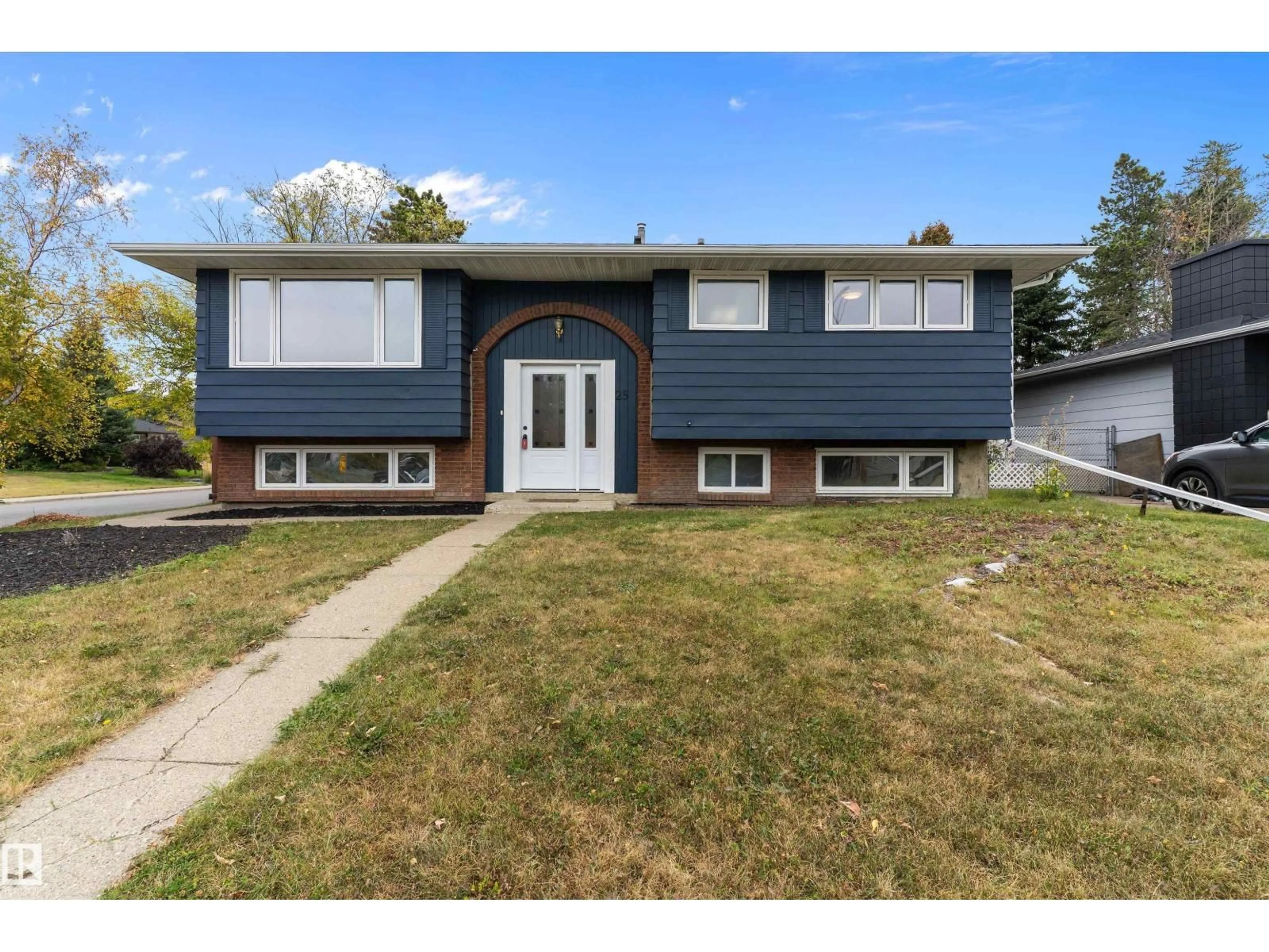 Home with vinyl exterior material, street for 25 GRANT AV, Sherwood Park Alberta T8A3B7