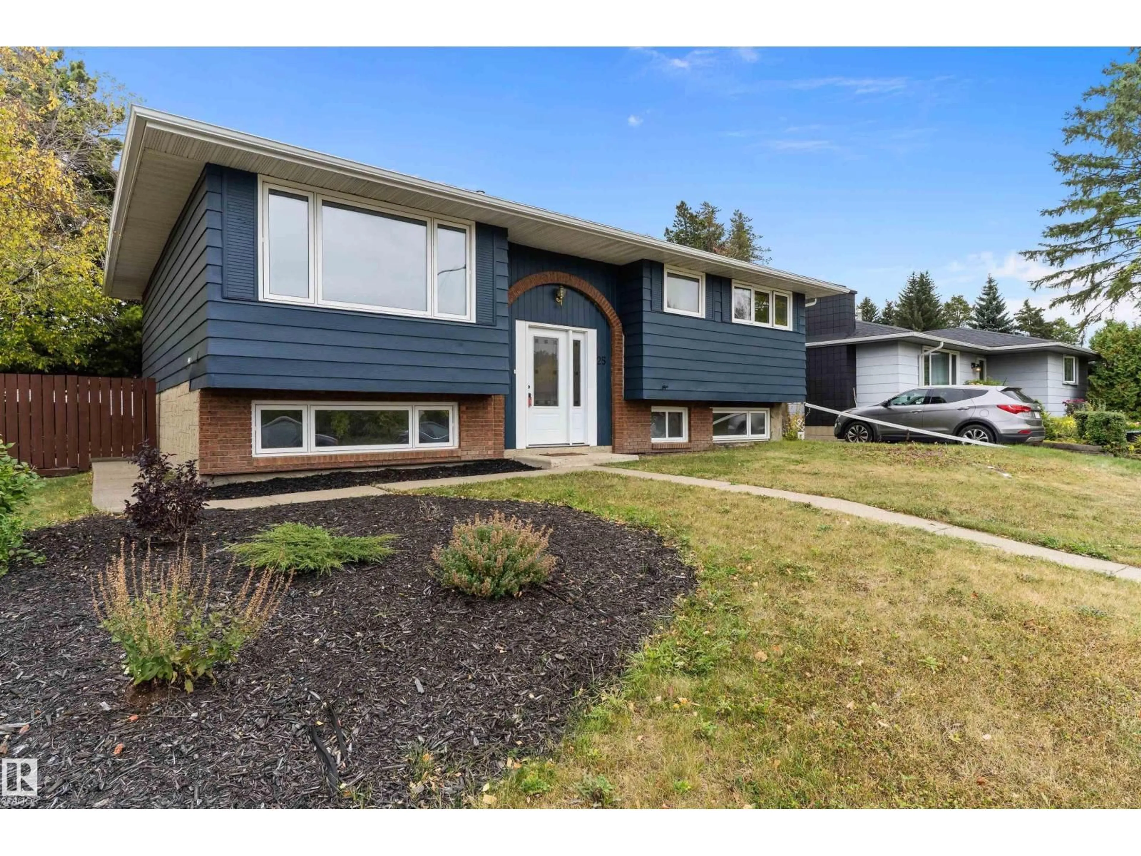 Home with vinyl exterior material, street for 25 GRANT AV, Sherwood Park Alberta T8A3B7