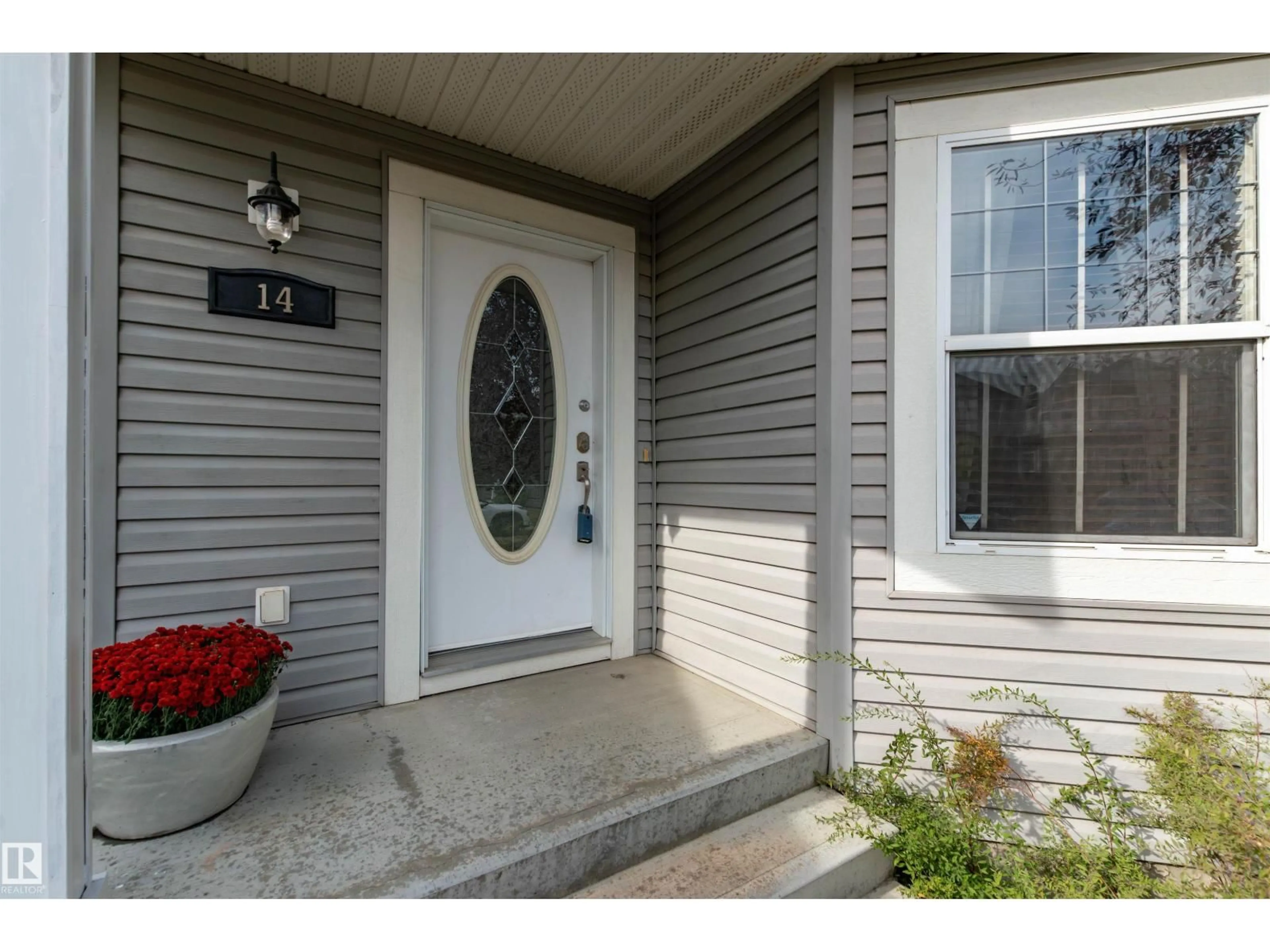 Indoor entryway for 14 SUMMERFIELD PT, Sherwood Park Alberta T8H2P6