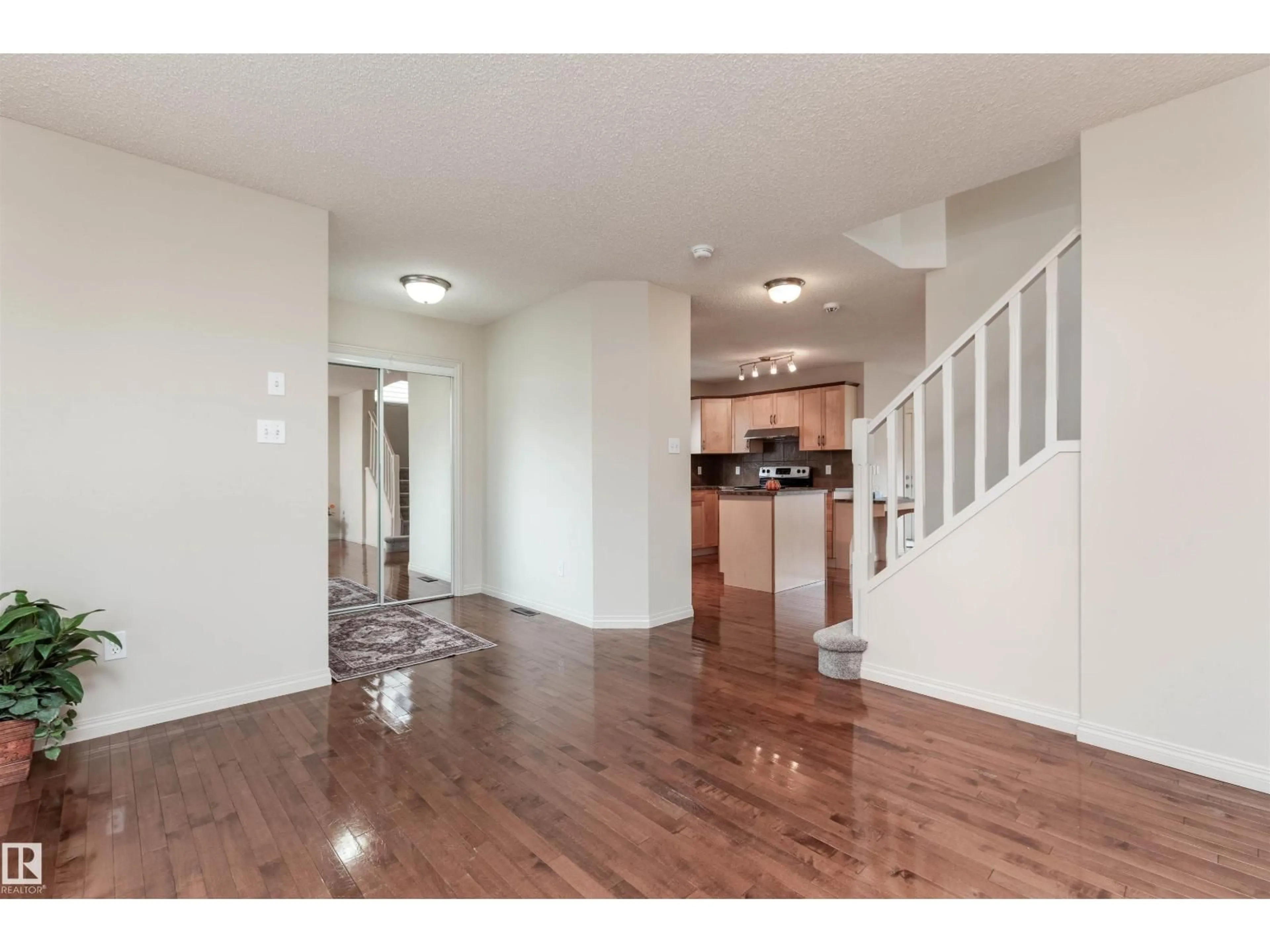 Indoor entryway for 14 SUMMERFIELD PT, Sherwood Park Alberta T8H2P6