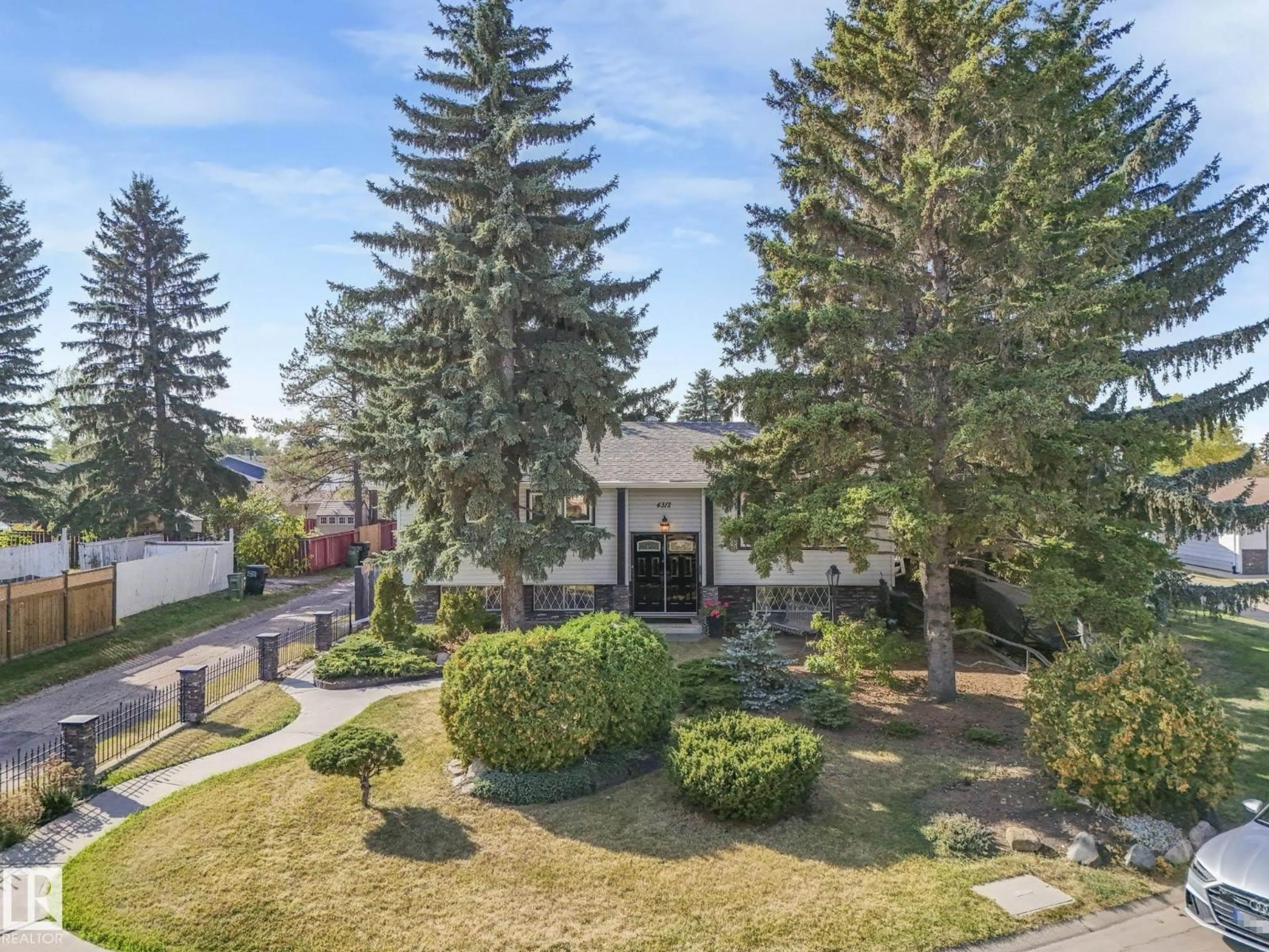 A pic from outside/outdoor area/front of a property/back of a property/a pic from drone, mountain view for 4312 86 ST, Edmonton Alberta T6K1A8