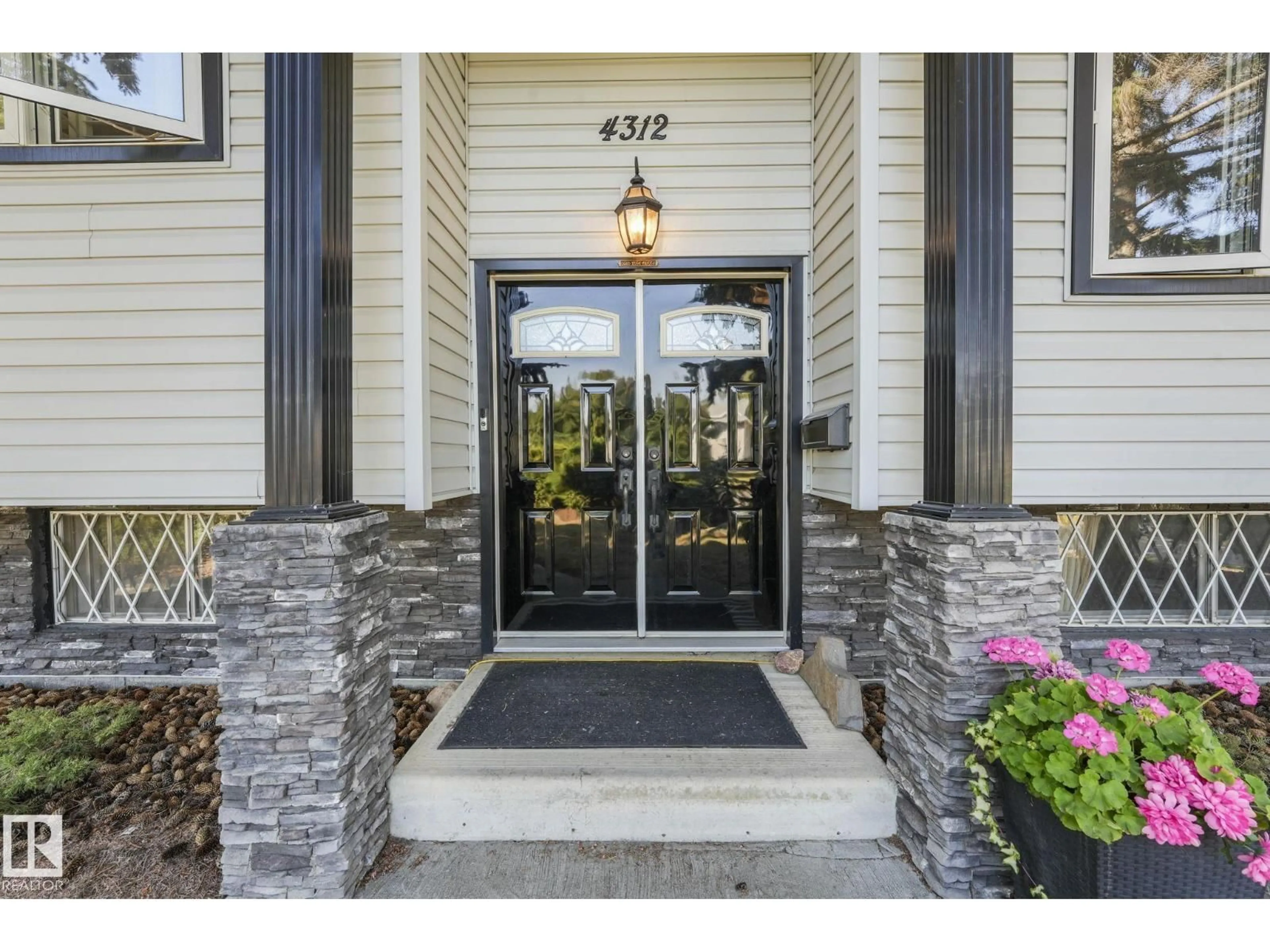 Indoor entryway for 4312 86 ST, Edmonton Alberta T6K1A8