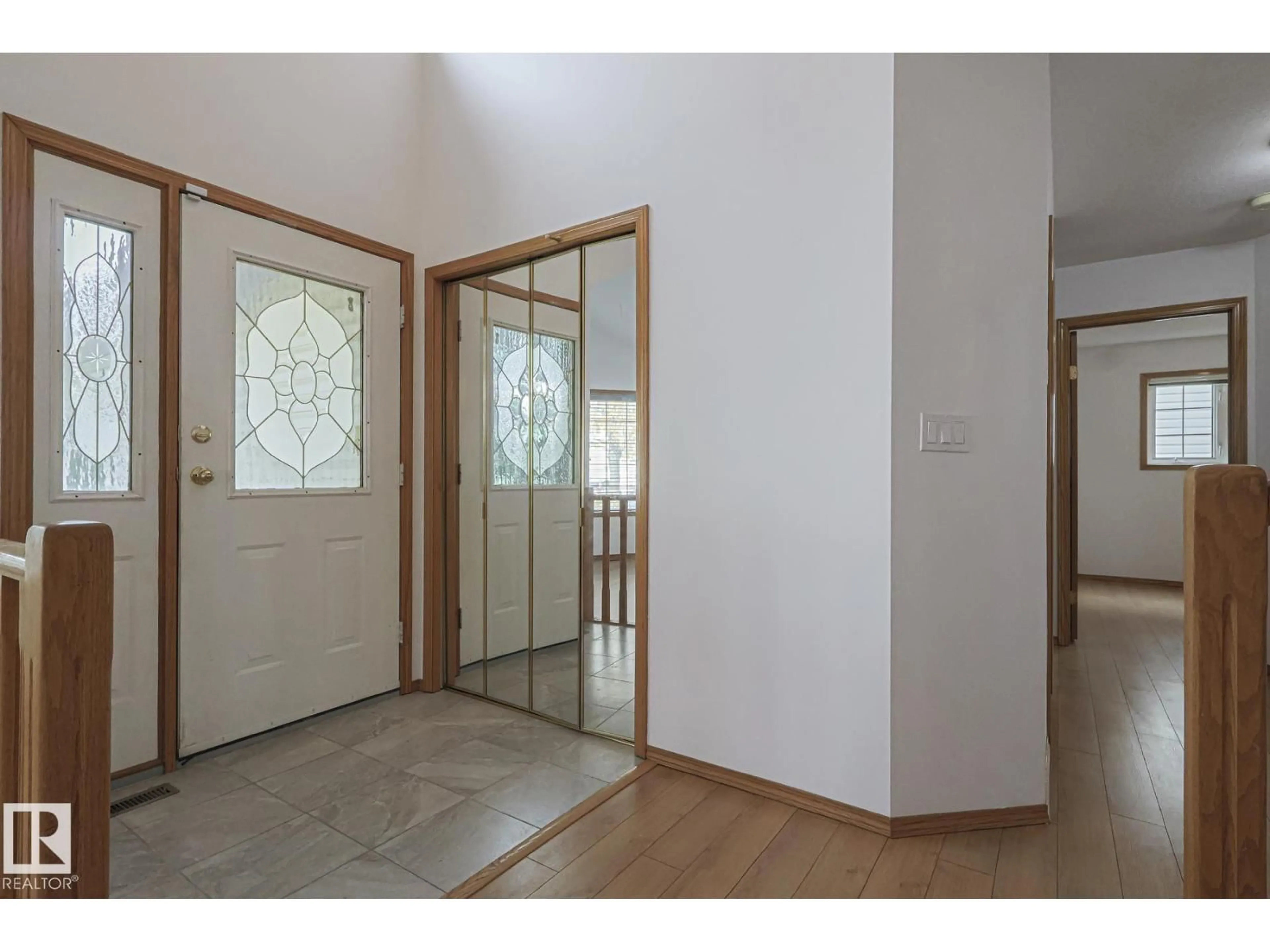 Indoor foyer for 4631 43 AV, Edmonton Alberta T6L6L9