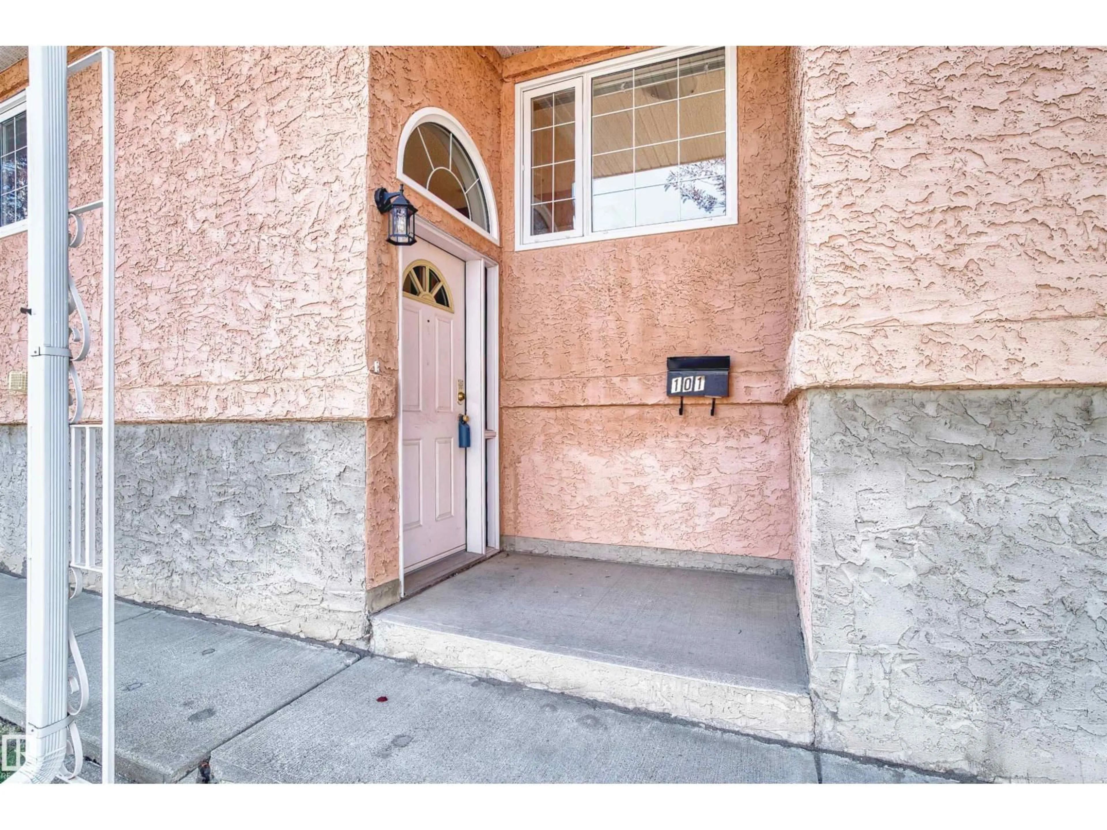 Indoor entryway for 101 - 11115 9 AV, Edmonton Alberta T6J6Z1