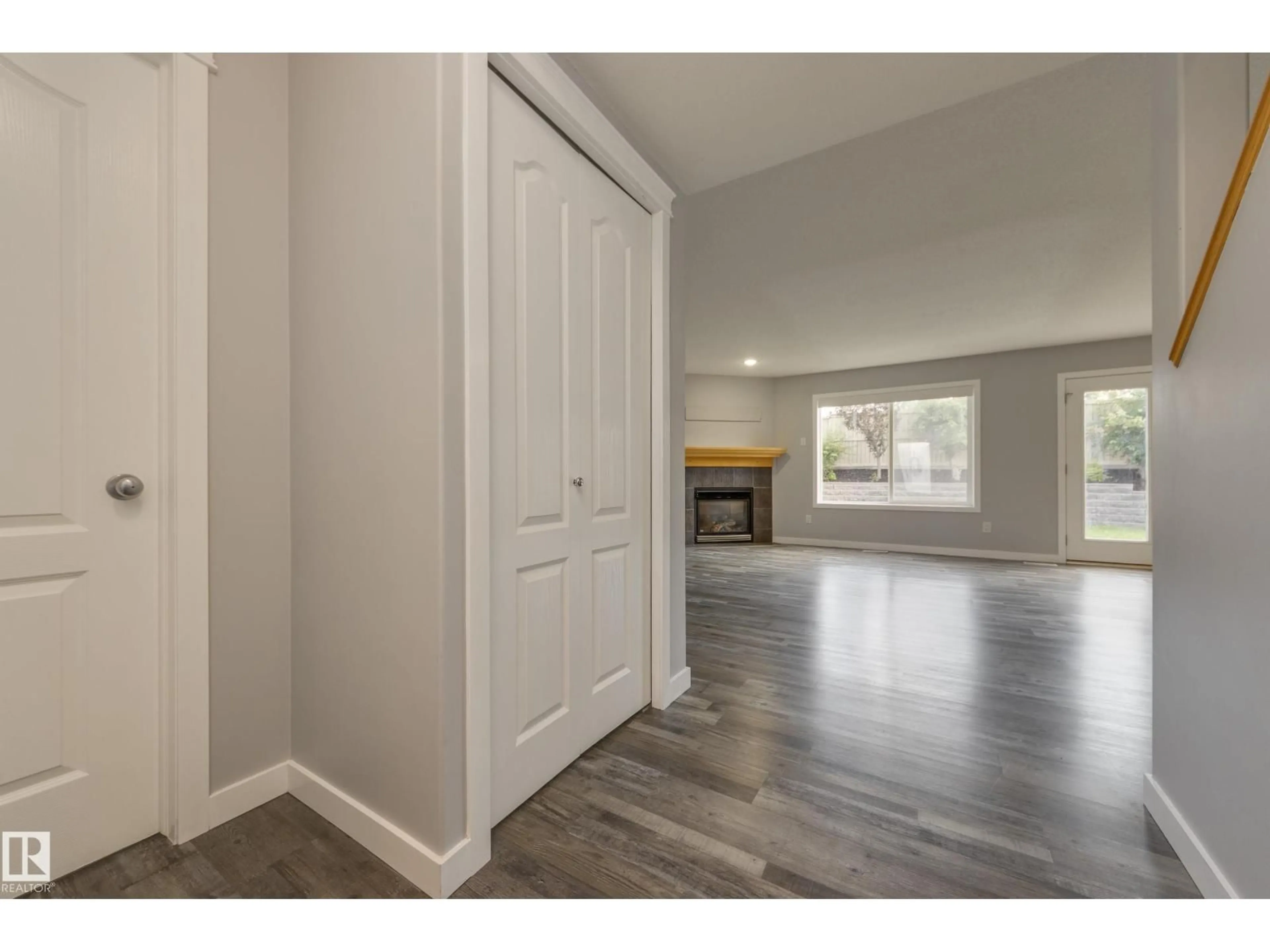 Indoor entryway for 129 RIDGEBROOK RD, Sherwood Park Alberta T8A6M1