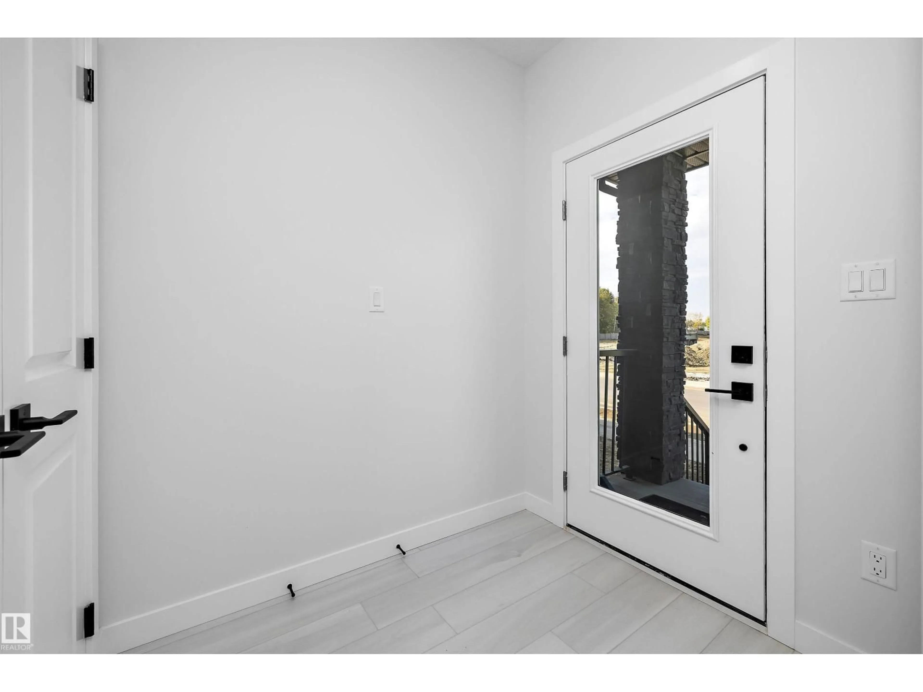 Indoor entryway for 2107 CROSSBILL LN, Edmonton Alberta T5S0T9