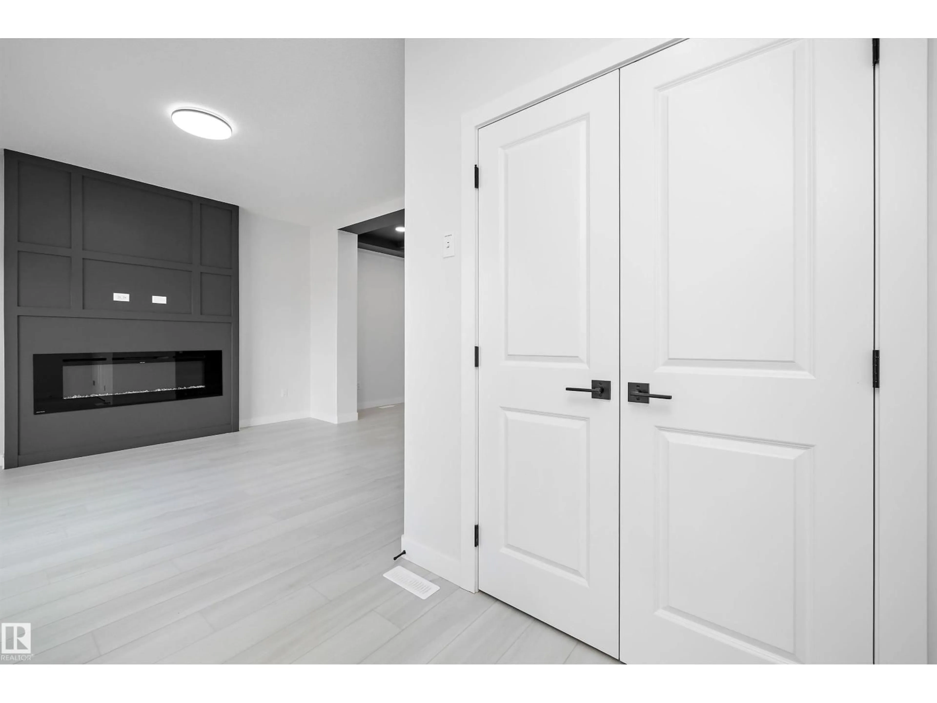 Indoor entryway for 2107 CROSSBILL LN, Edmonton Alberta T5S0T9
