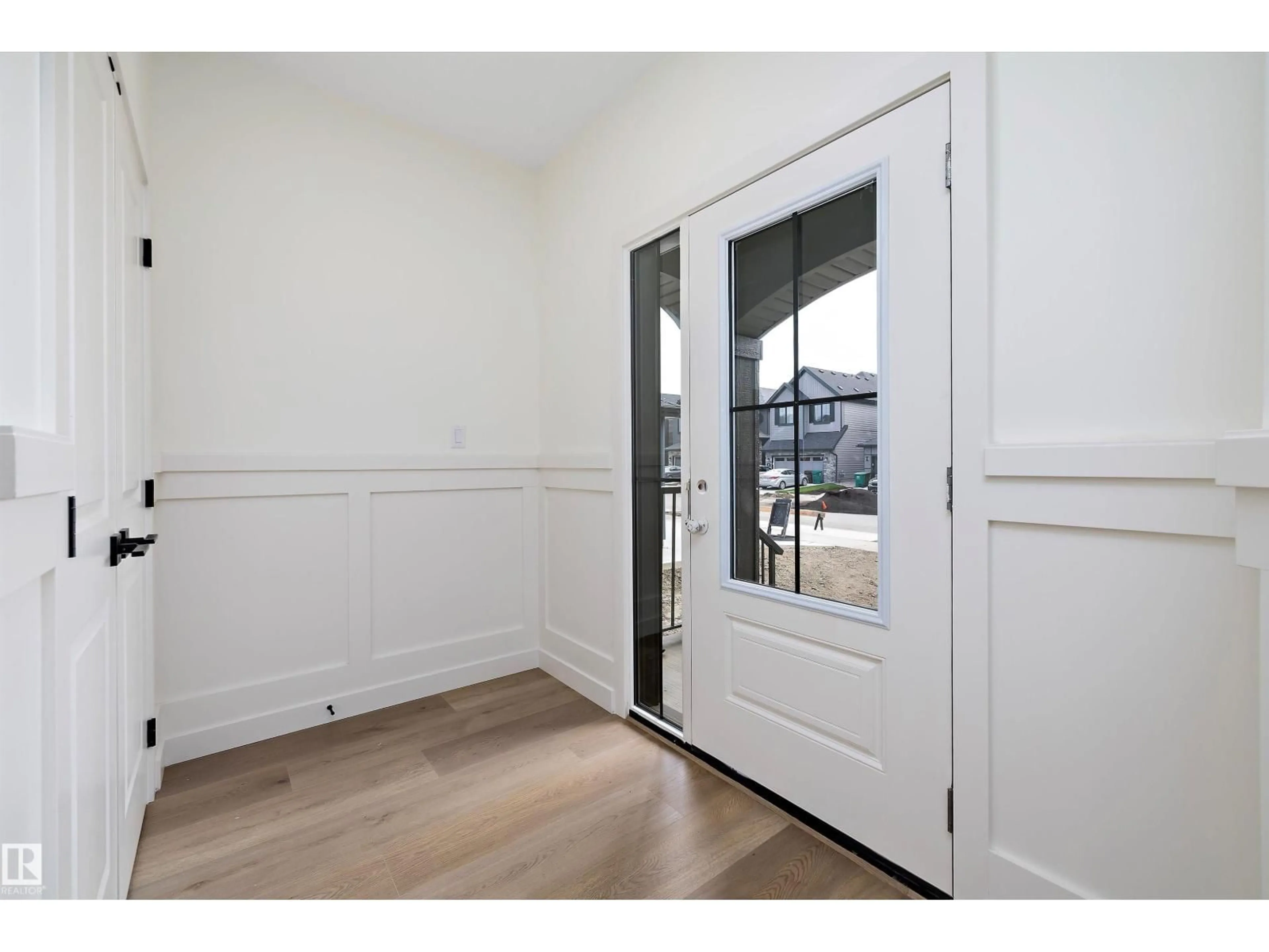Indoor entryway for 28 CANNES CV, St. Albert Alberta T8T2C6