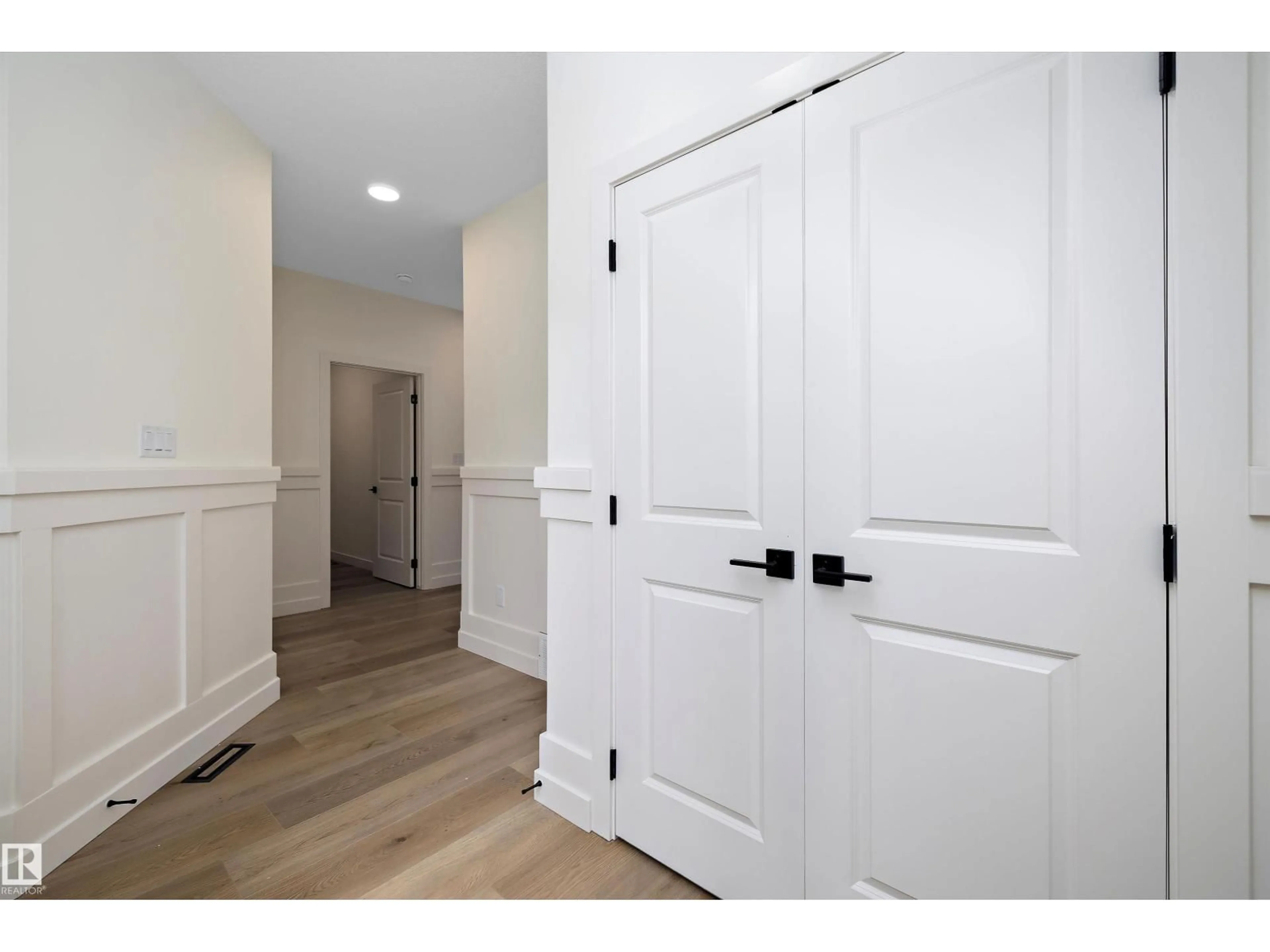 Indoor entryway for 28 CANNES CV, St. Albert Alberta T8T2C6