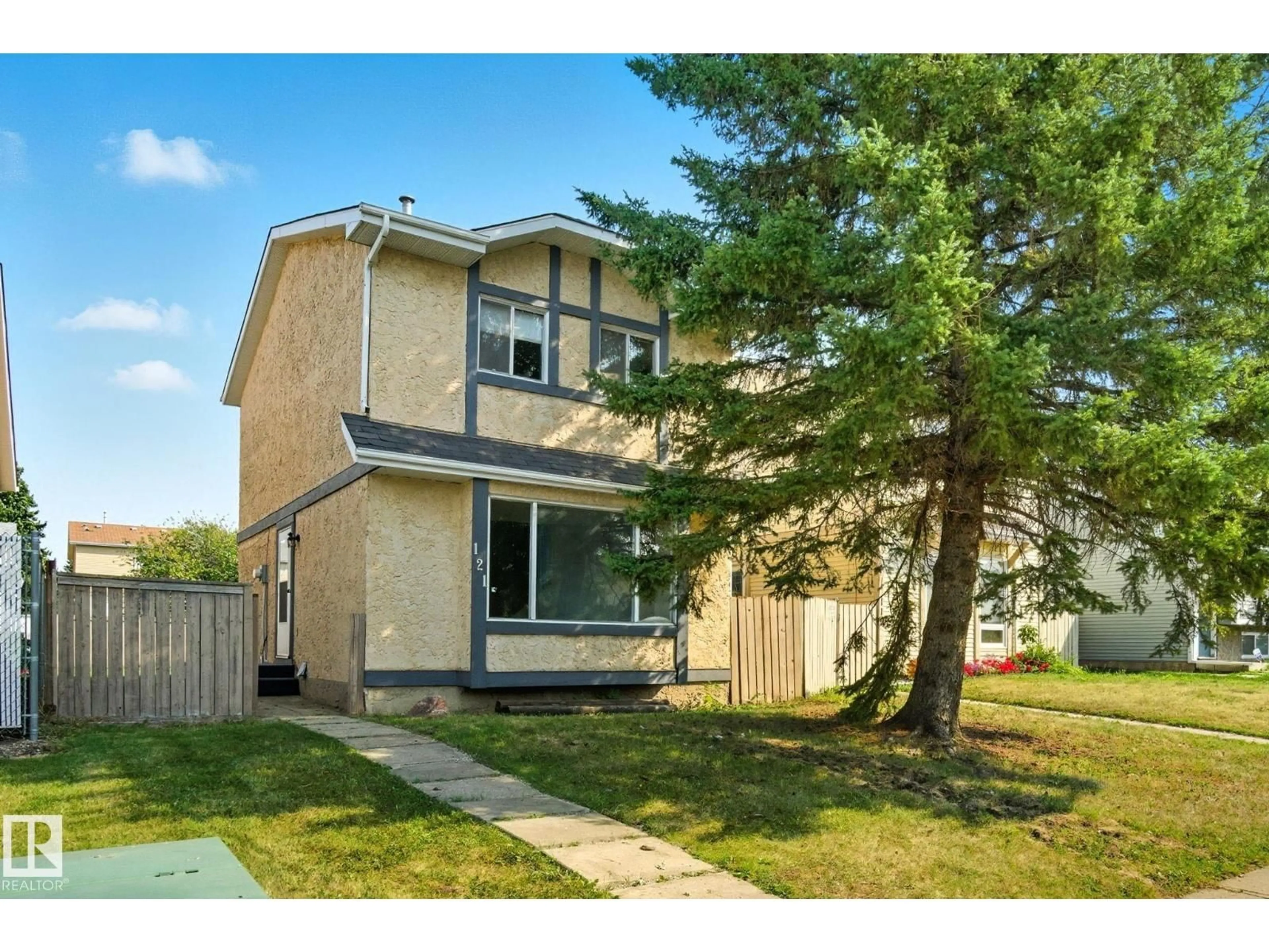 Home with vinyl exterior material, street for 121 KIRKWOOD WY, Edmonton Alberta T6L5J7