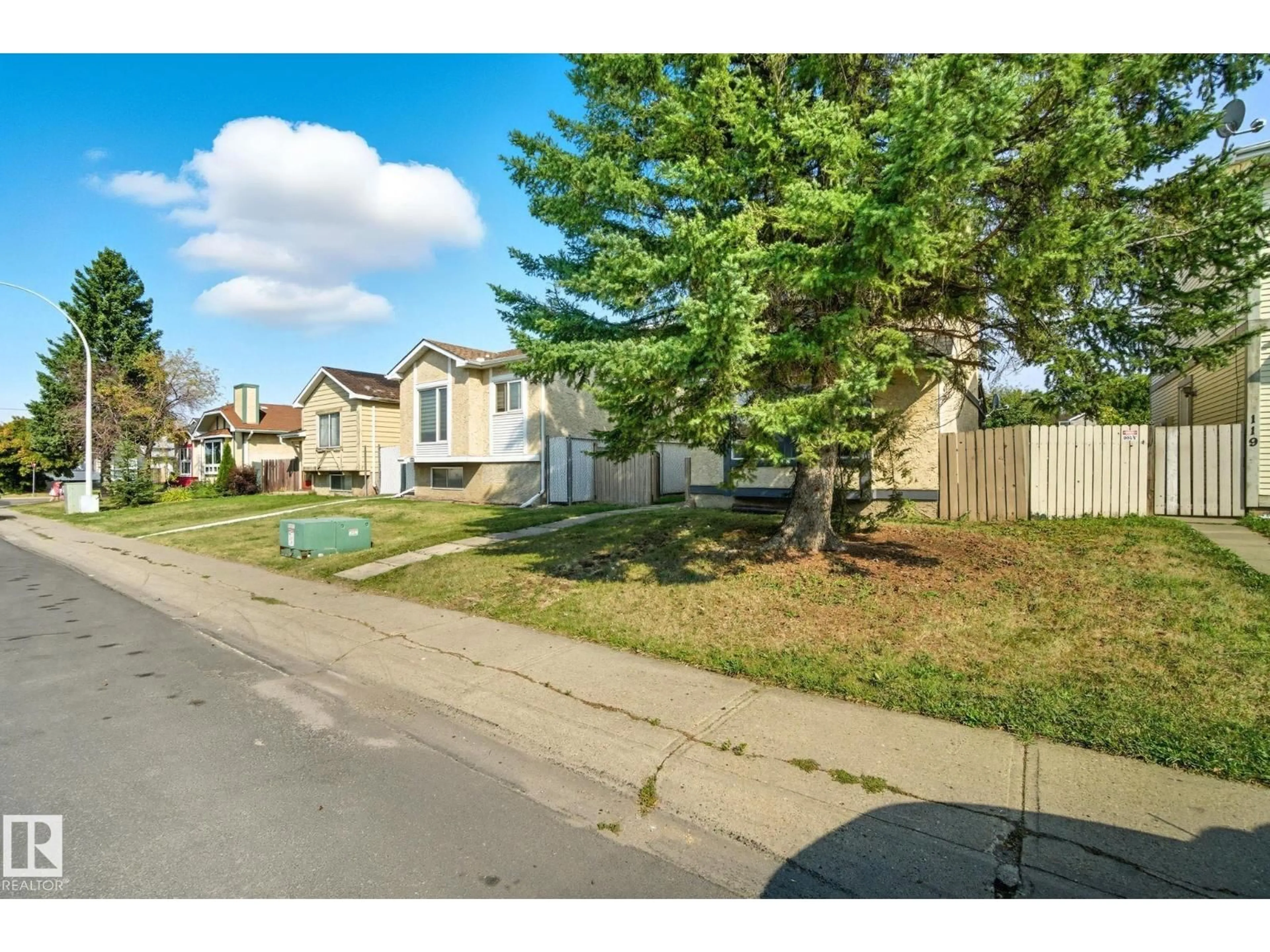 A pic from outside/outdoor area/front of a property/back of a property/a pic from drone, street for 121 KIRKWOOD WY, Edmonton Alberta T6L5J7