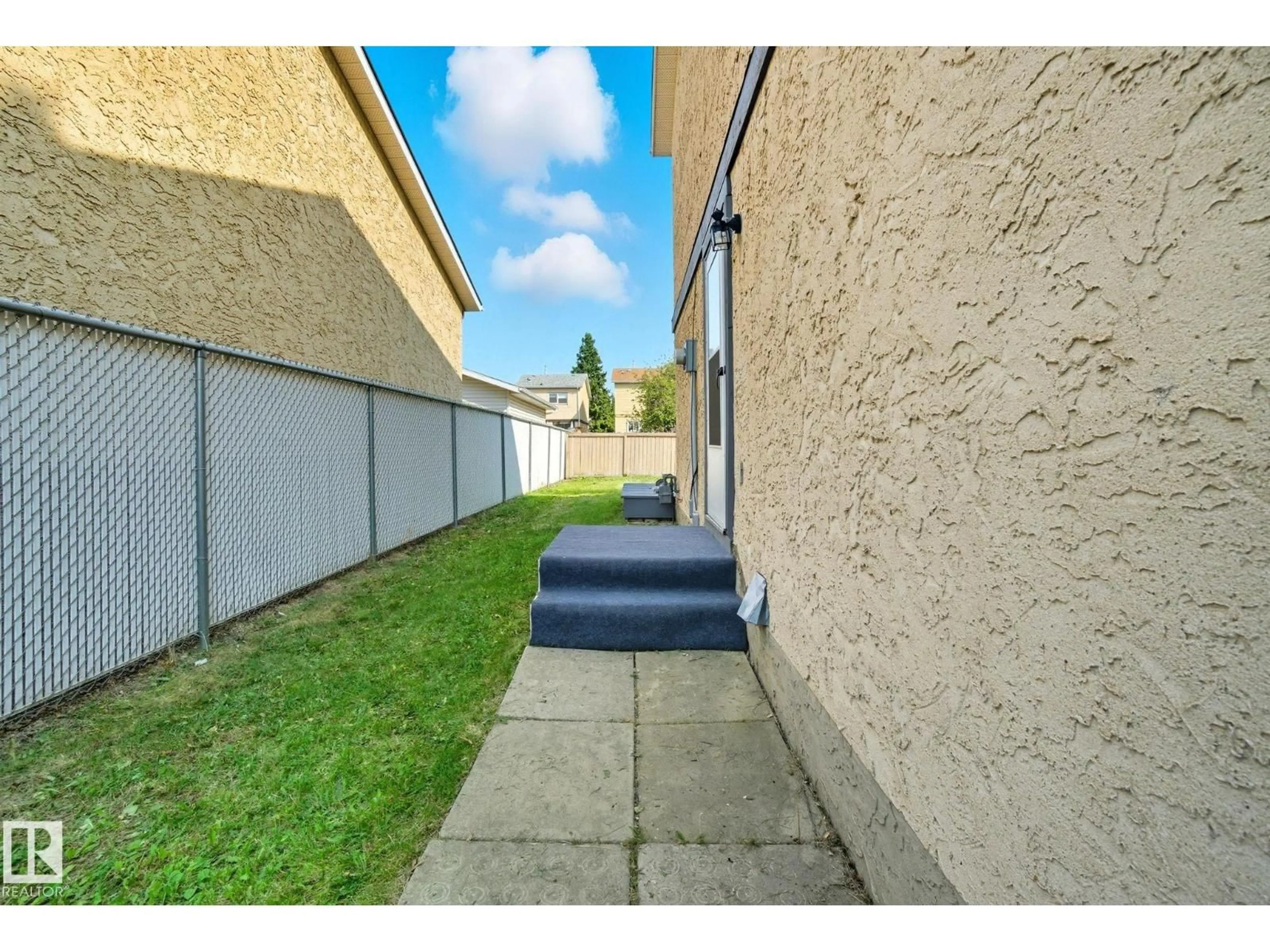 Patio, street for 121 KIRKWOOD WY, Edmonton Alberta T6L5J7