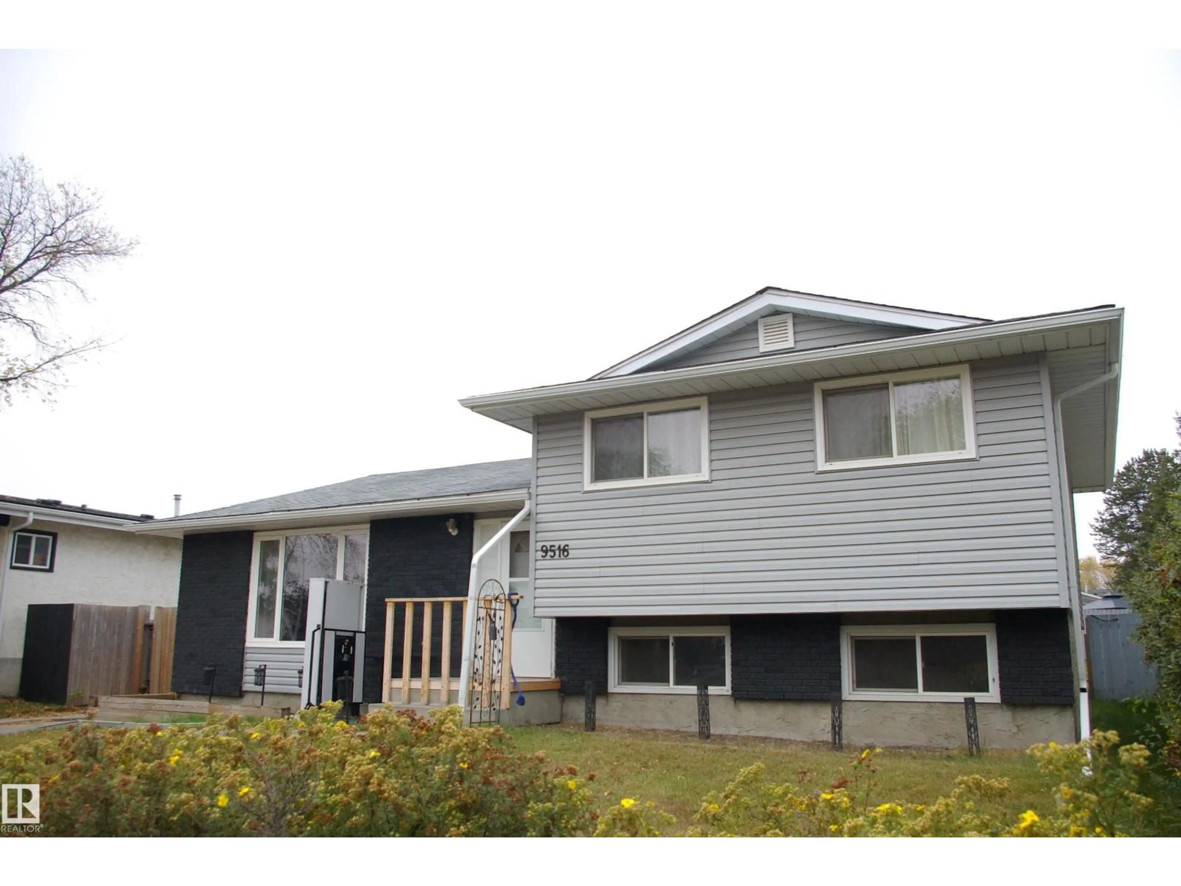Home with vinyl exterior material, building for 9516 97 ST, Morinville Alberta T8R1H4