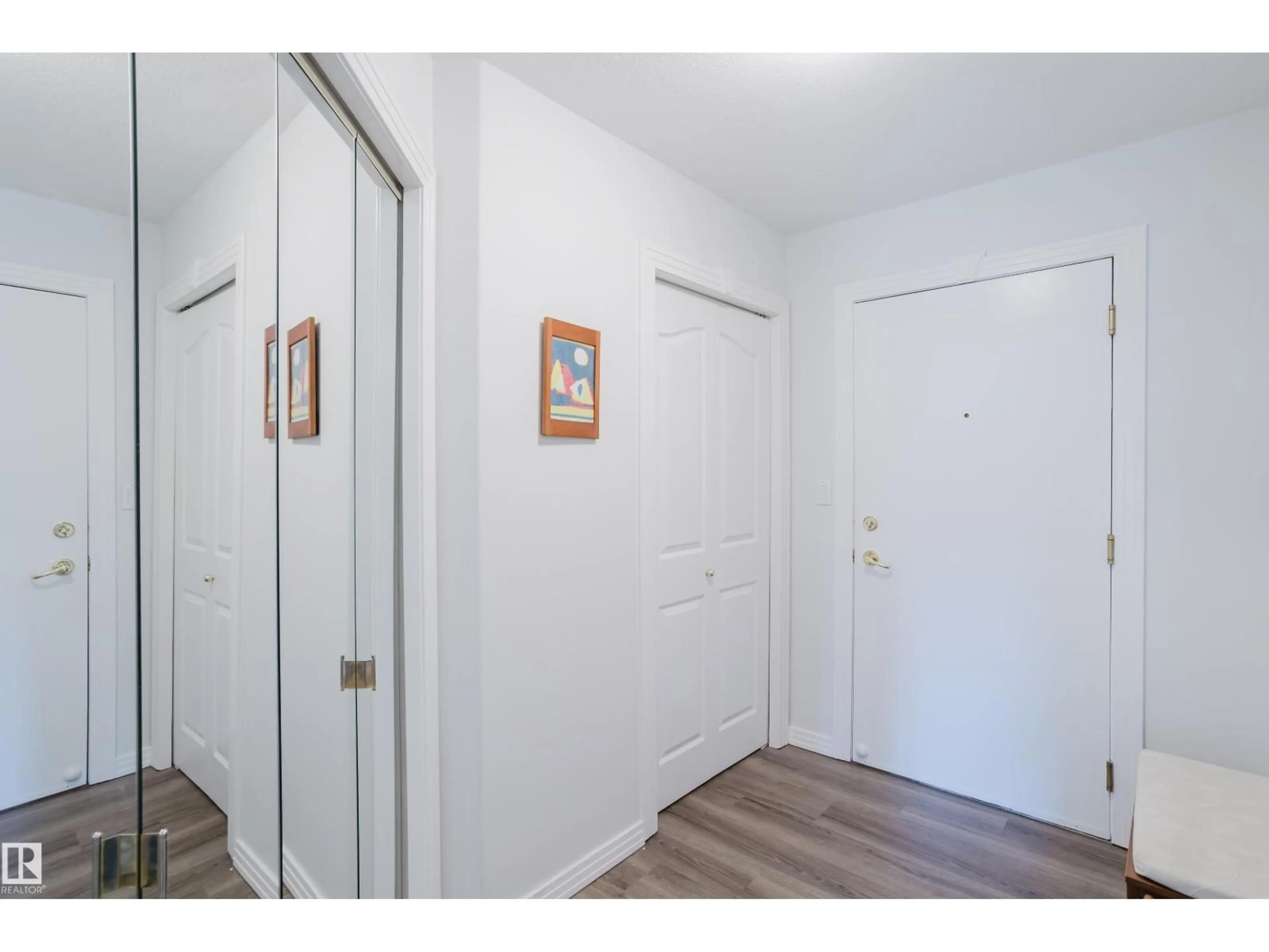 Indoor entryway for 202 - 7327 118 ST, Edmonton Alberta T6G1S5