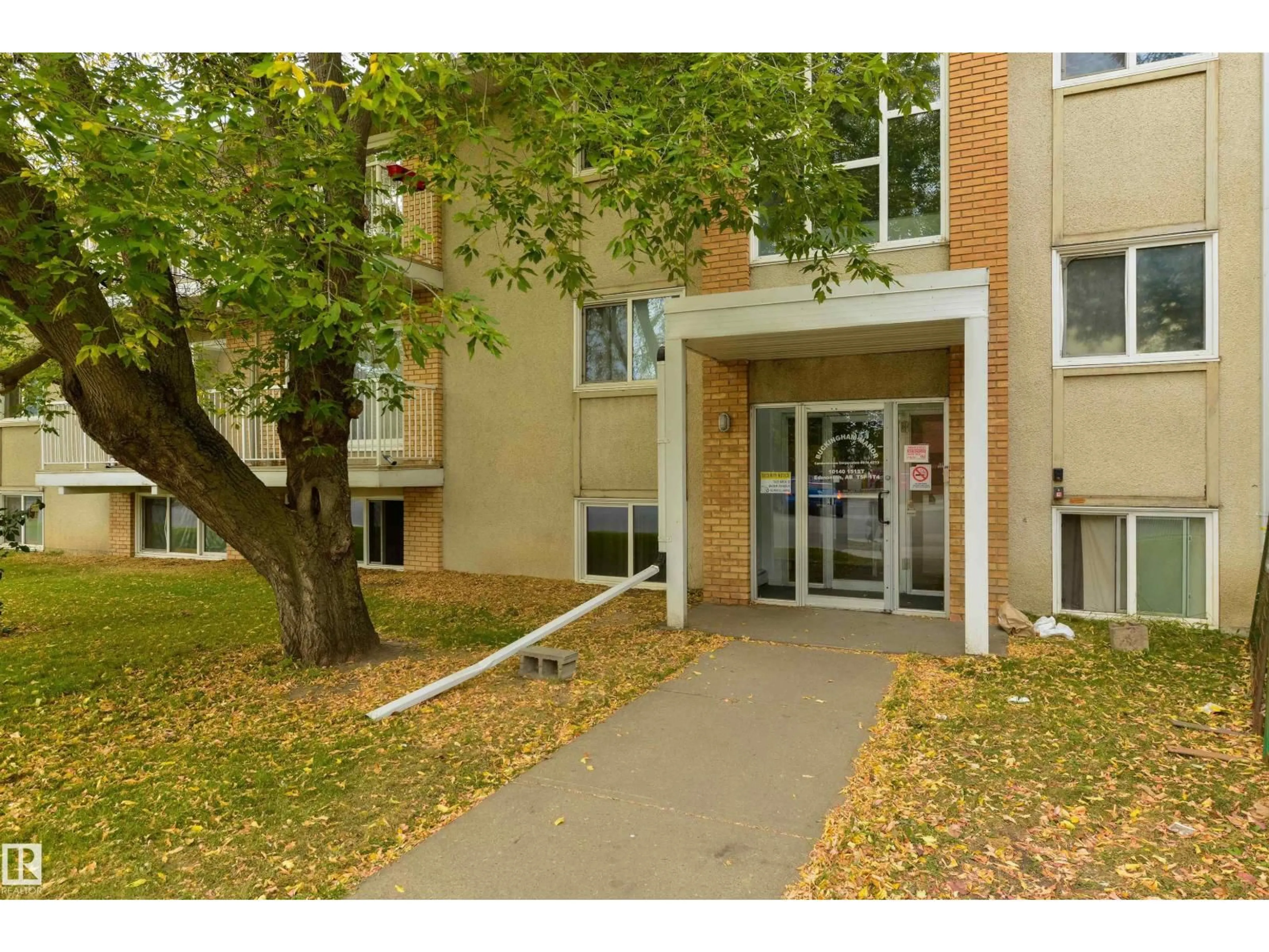Indoor foyer for #301 - 10140 151 ST, Edmonton Alberta T5P1T4