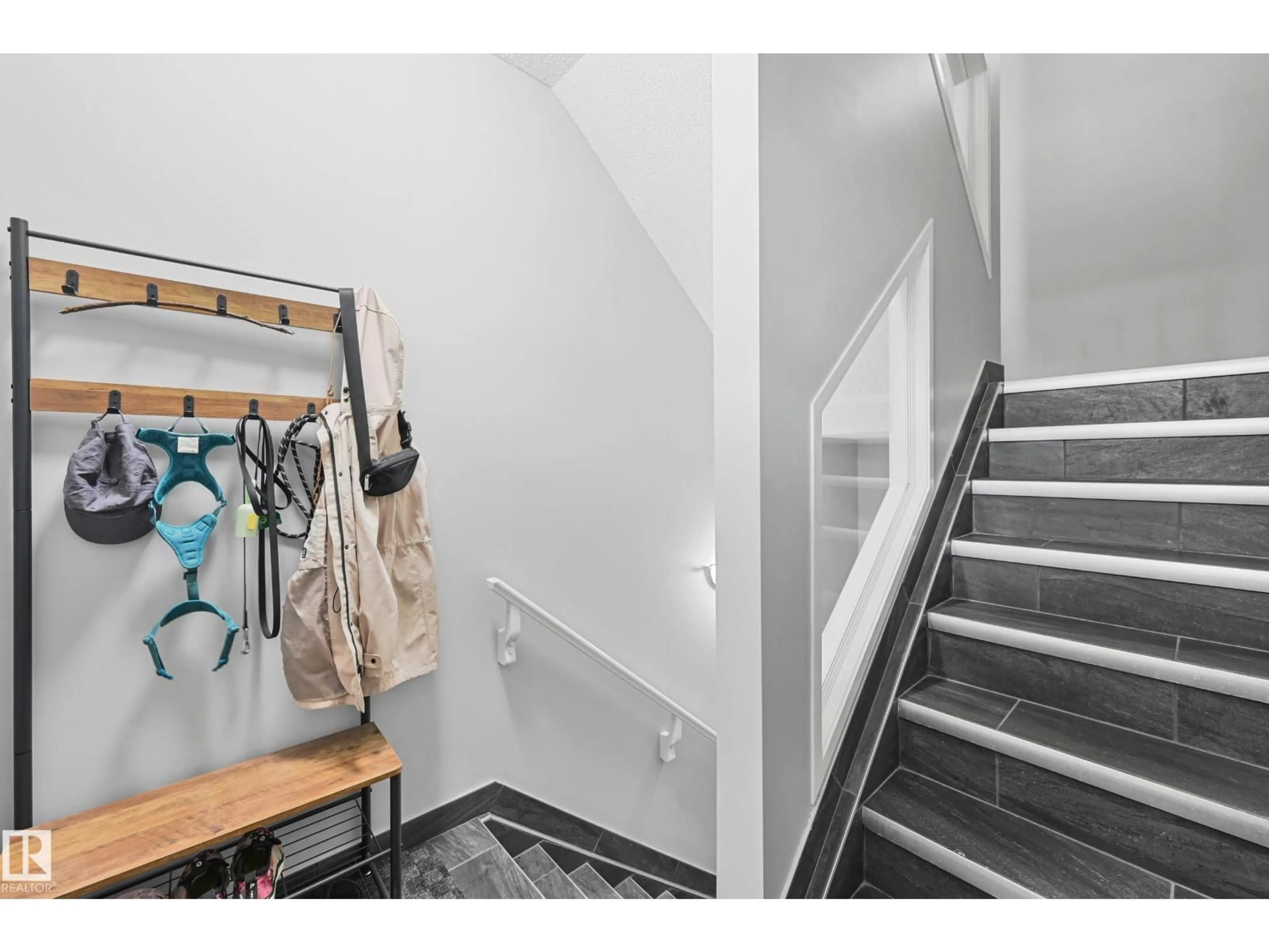 Indoor entryway for #91 - 13825 155 AVE, Edmonton Alberta T6V0B8