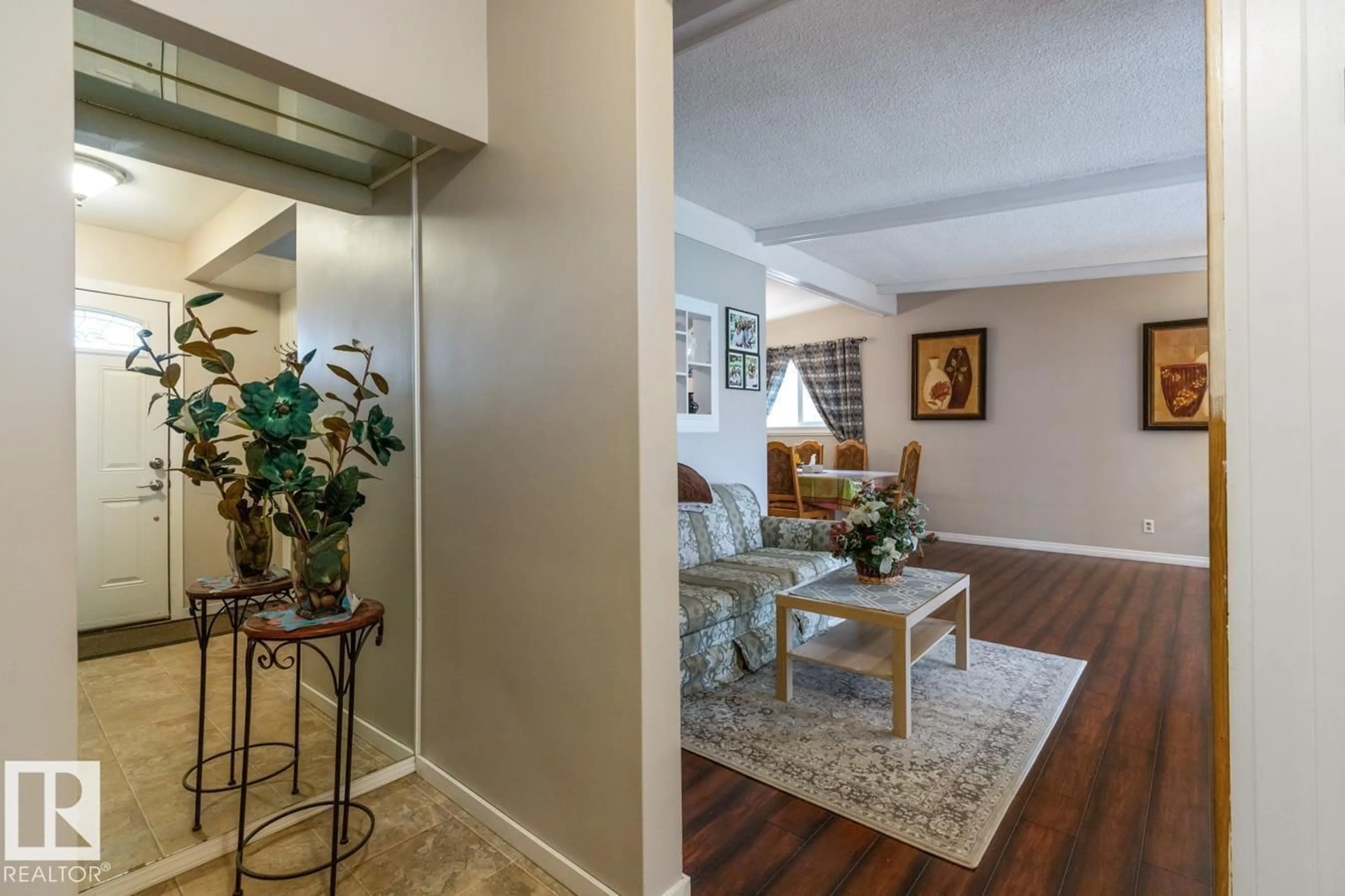 Indoor entryway for 6303 89 AV, Edmonton Alberta T6B2G5