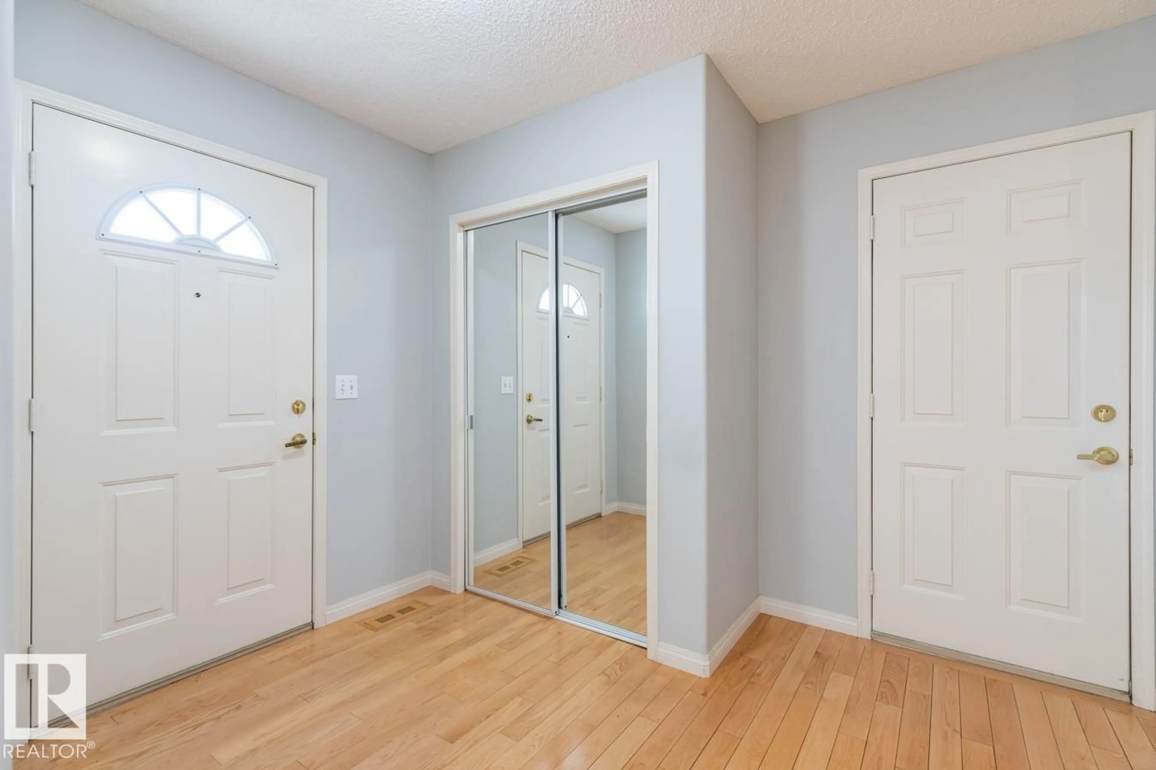Indoor entryway for 935 YOUVILLE DR, Edmonton Alberta T6L6T2