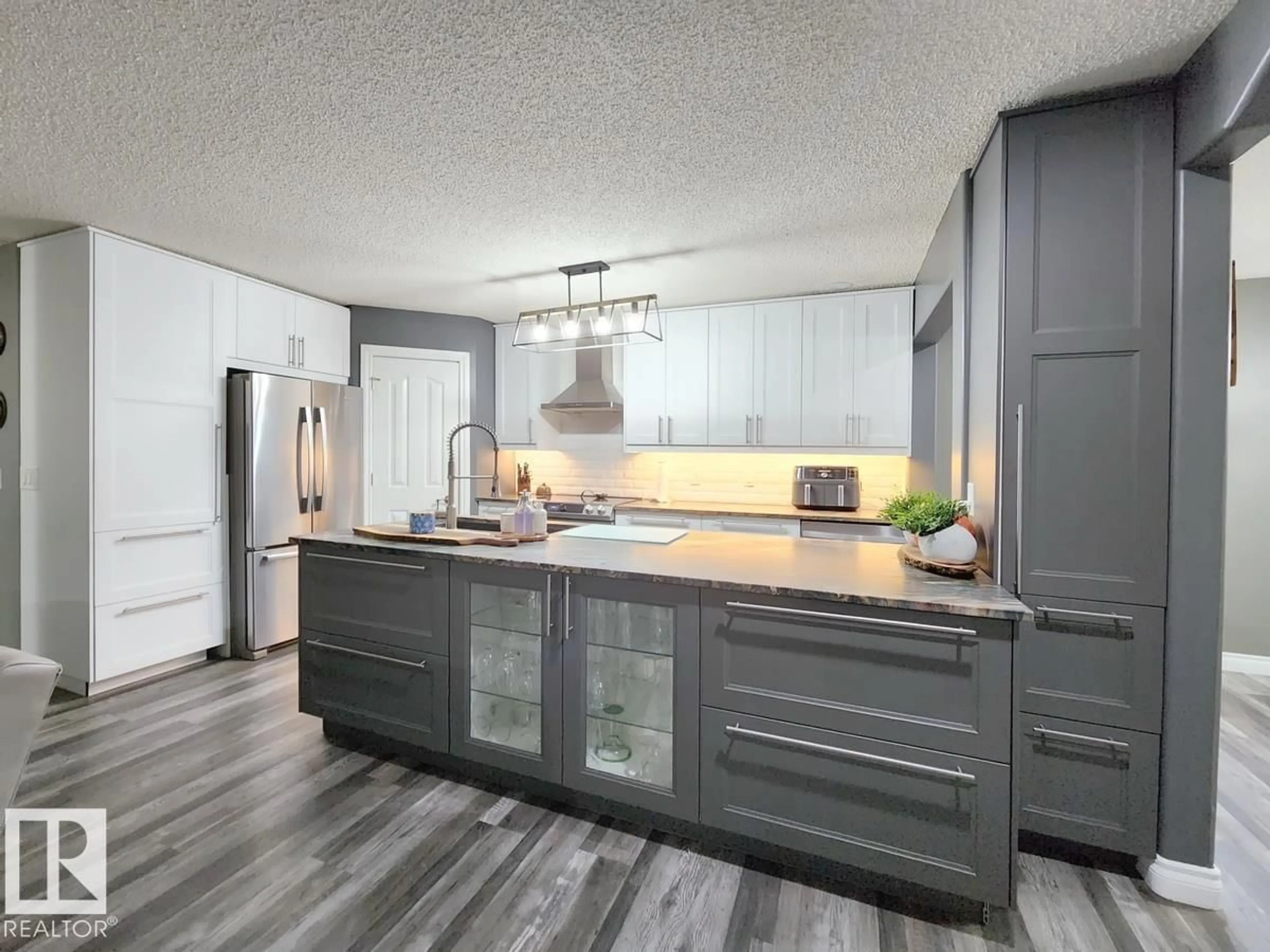 Contemporary kitchen, wood/laminate floor for 31 WESTWOOD WY, Fort Saskatchewan Alberta T8L4G4
