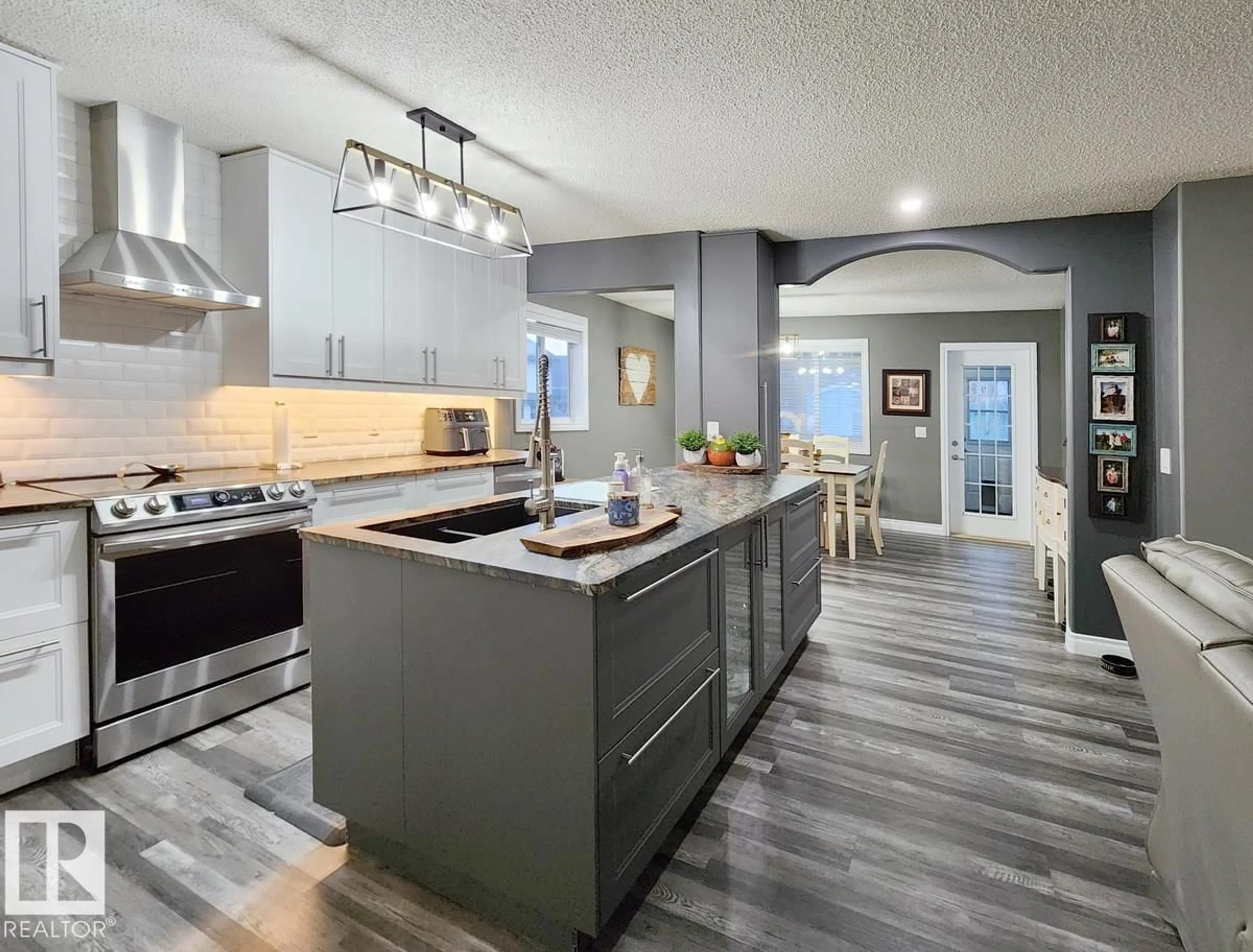 Open concept kitchen, unknown for 31 WESTWOOD WY, Fort Saskatchewan Alberta T8L4G4